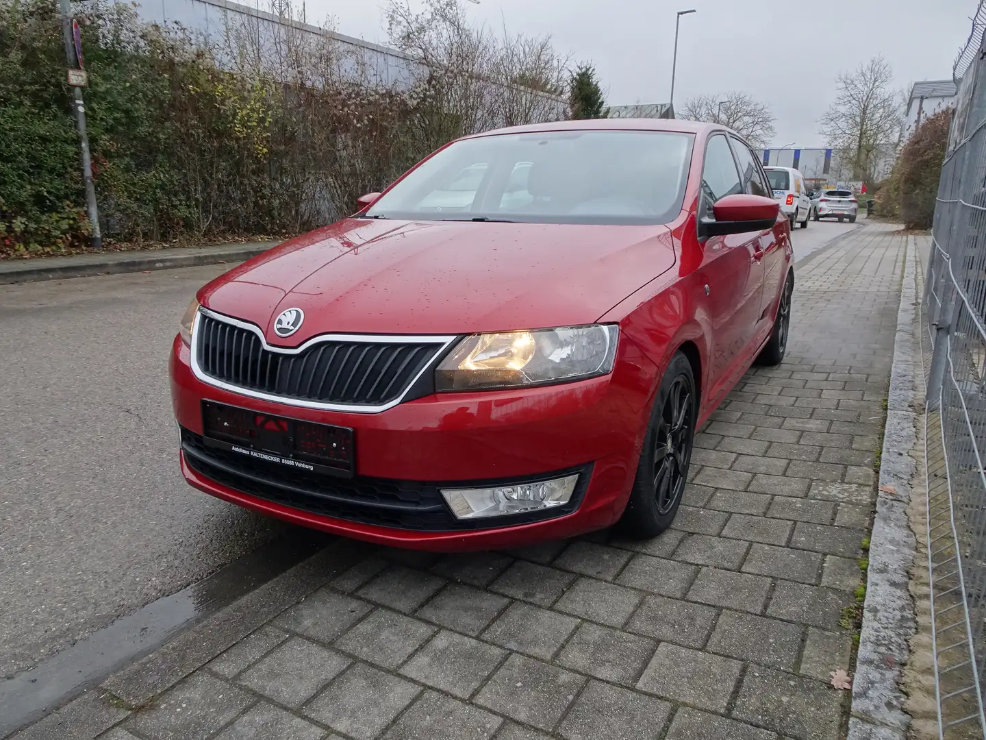 Skoda Rapid/Spaceback Ambition-Garten wagen.4-Türig-Abso-top auto 1A. Czerwony - 1