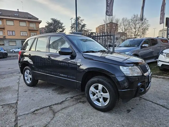 Suzuki Grand Vitara view 3