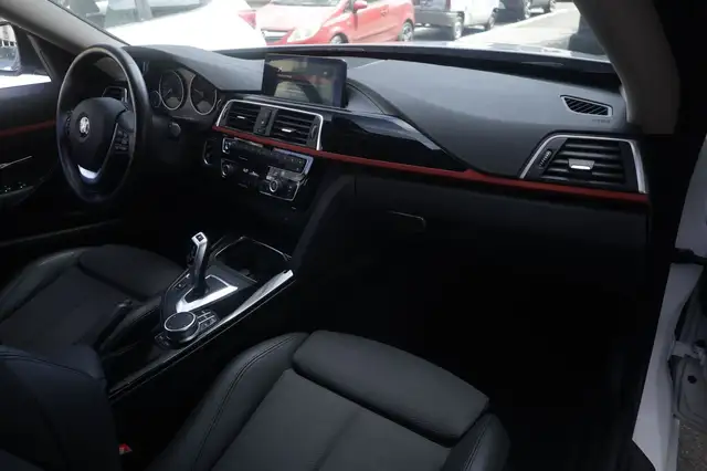 BMW 3 Series view 10