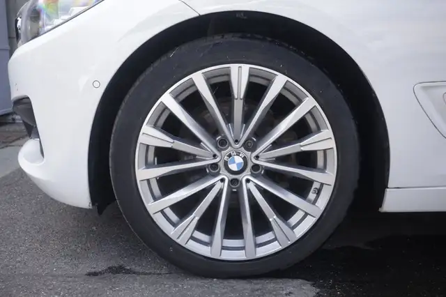 BMW 3 Series view 5