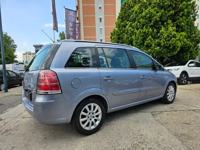 Opel Zafira view 4