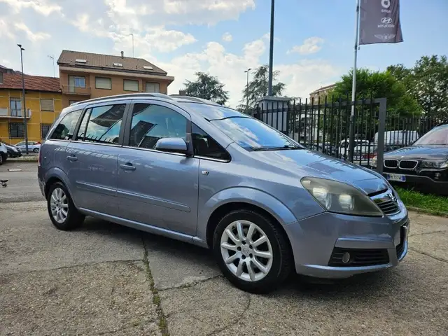 Opel Zafira view 3