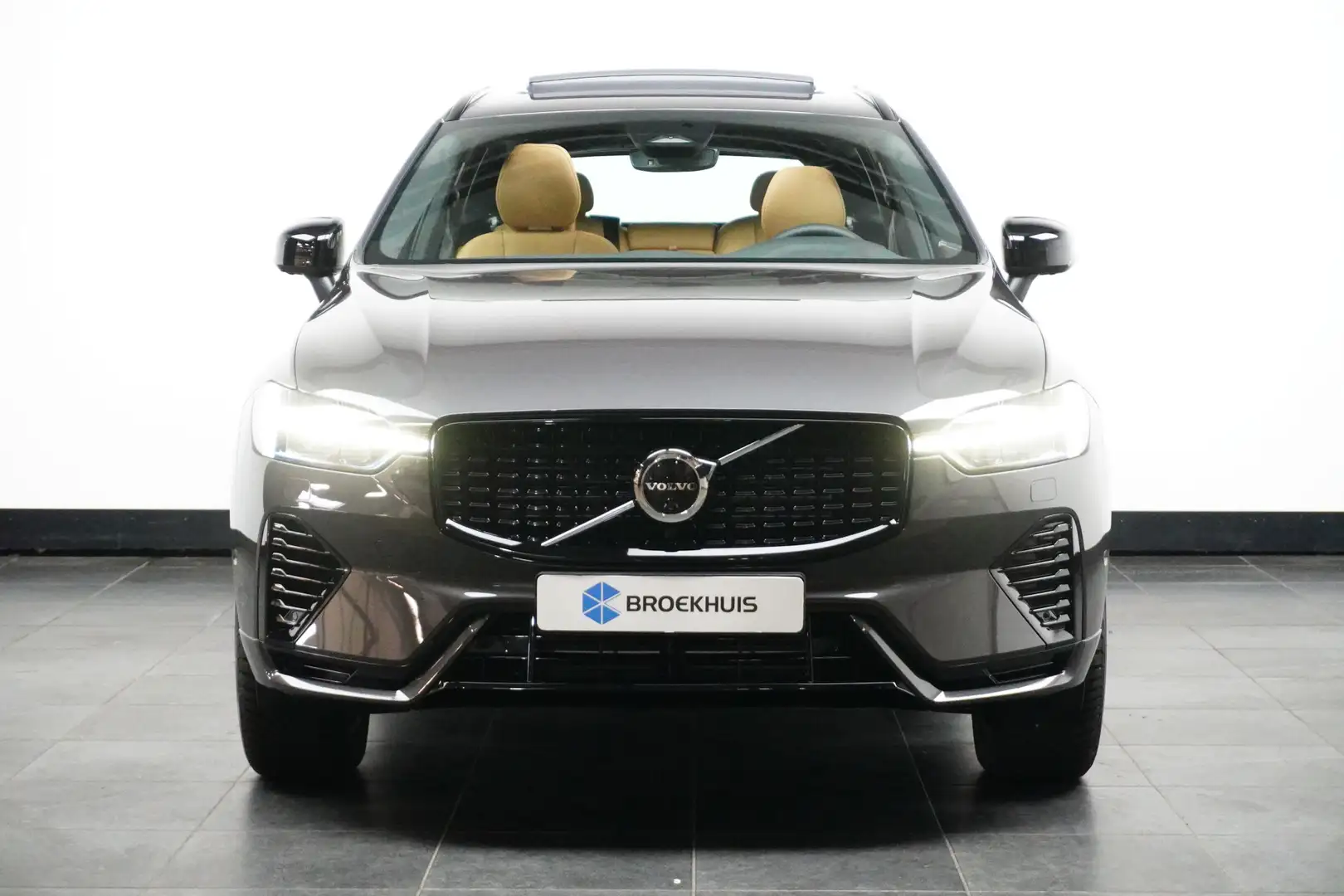 Volvo XC60 2.0 T6 Plug-in hybrid AWD Plus Dark Gris - 2