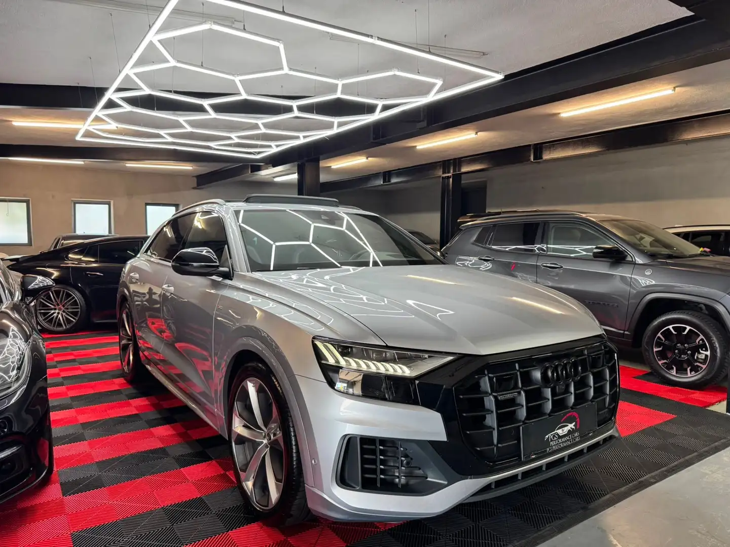 Audi Q8 55 TFSI quattro Silber - 1