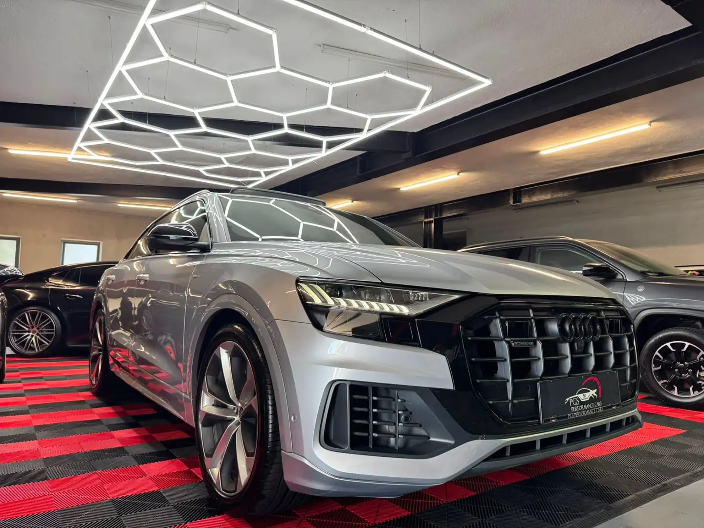 Audi Q8 55 TFSI quattro Silber - 2