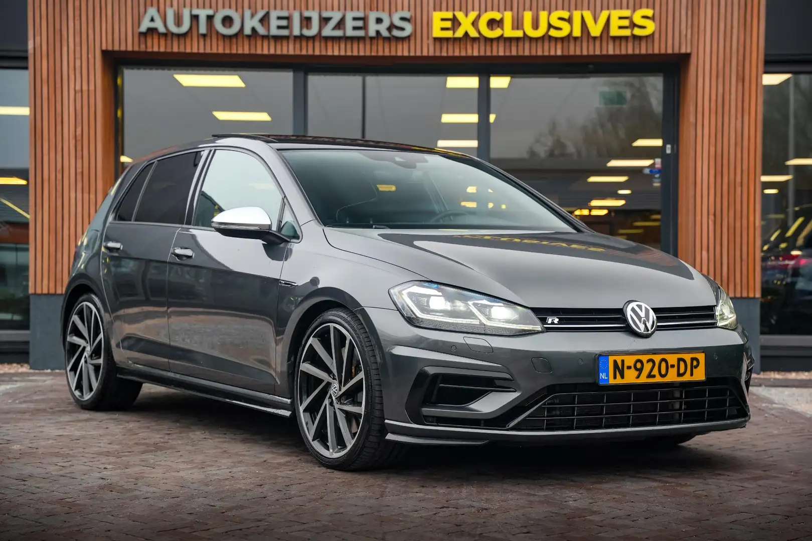 Volkswagen Golf 2.0 TSI 4Motion R Panodak ACC Virtual Dash DAB+ Na Grijs - 1