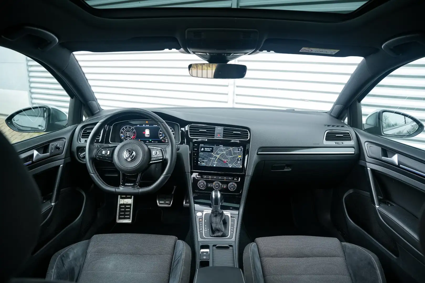 Volkswagen Golf 2.0 TSI 4Motion R Panodak ACC Virtual Dash DAB+ Na Grijs - 2