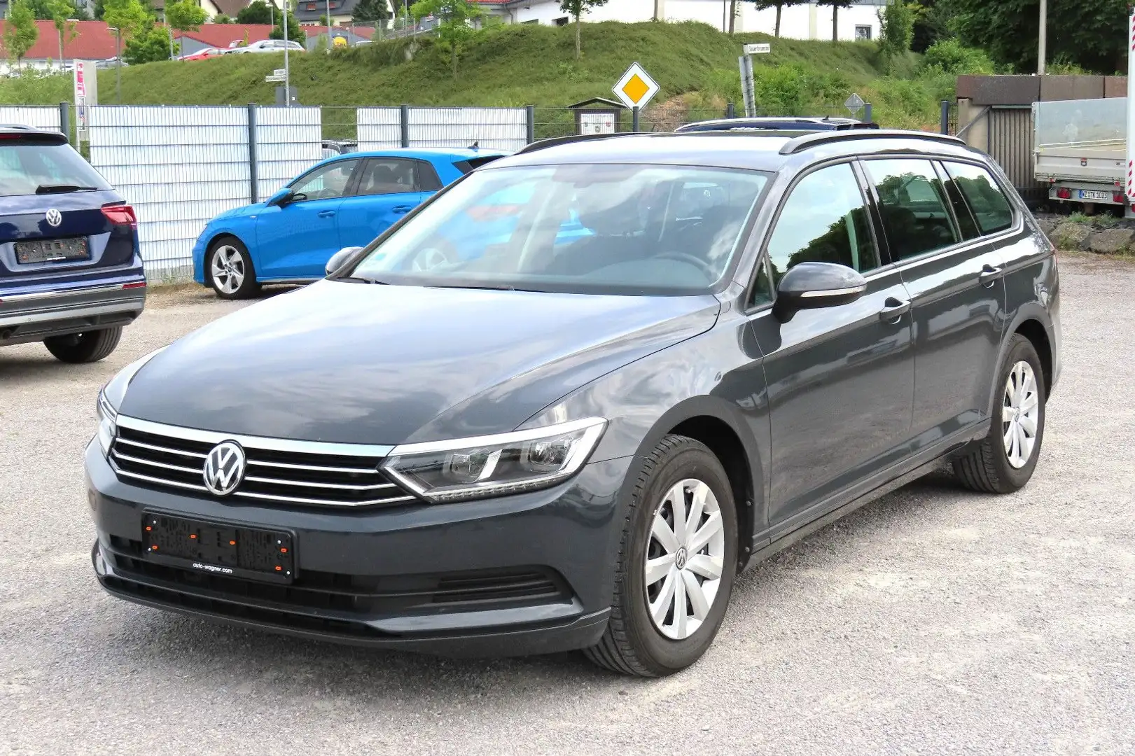 Volkswagen Passat Var 2,0TDi Navi Klimaaut LED Sitzheiz PDC Grau - 1