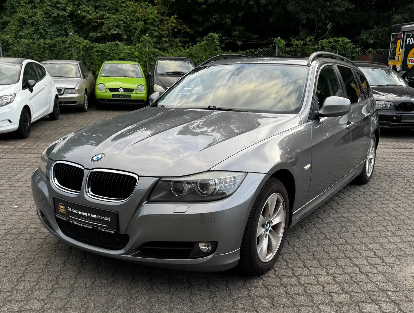 BMW 318 318i *FACELIFT*AUTOM*PANO*STANDHEIZ*SHZ*XENON*AHK* Grau - 2