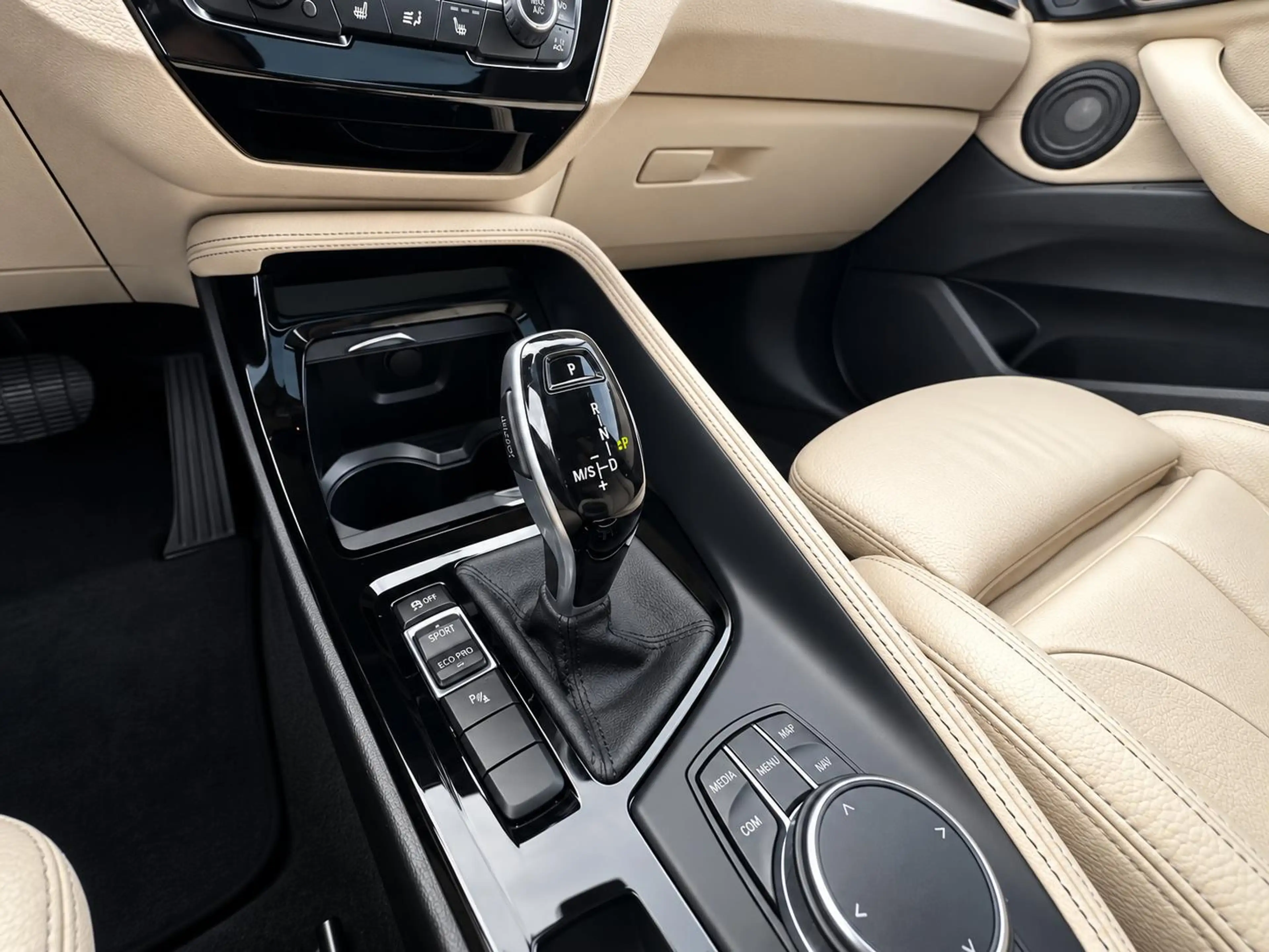 BMW X1 sDrive20i High Executive Memory|Pano|HiFi|HUD — photo 16