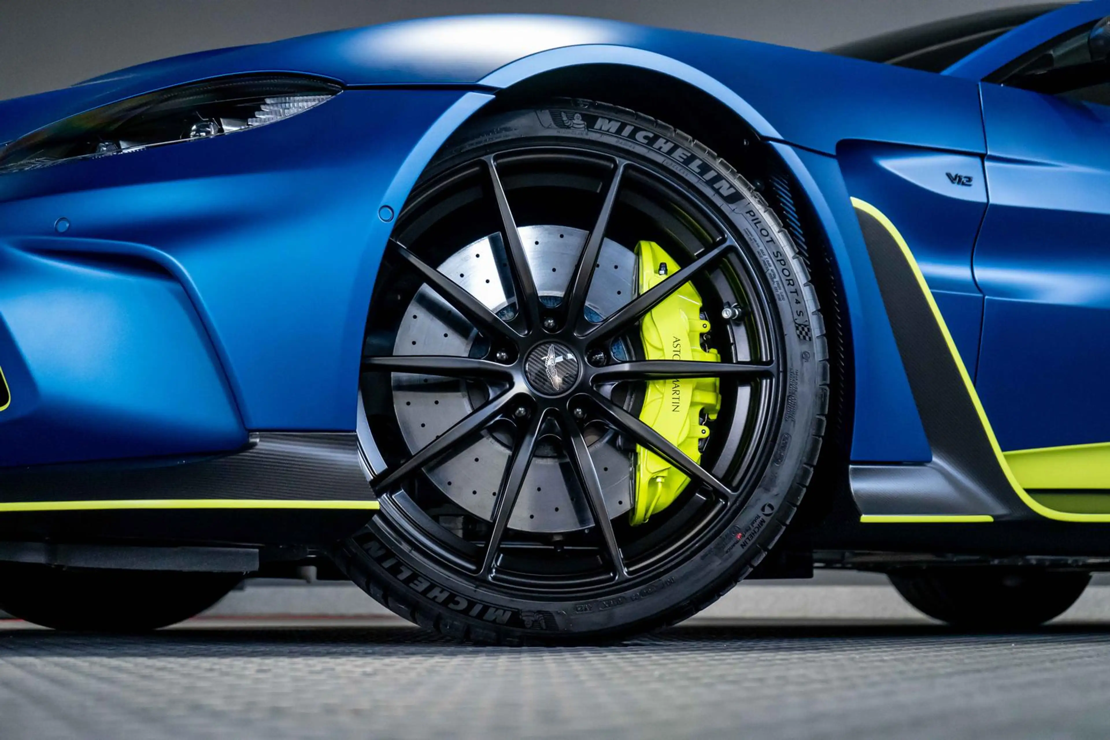Aston Martin Coupe Carbon Aniline Satin Ming Blue — photo 2