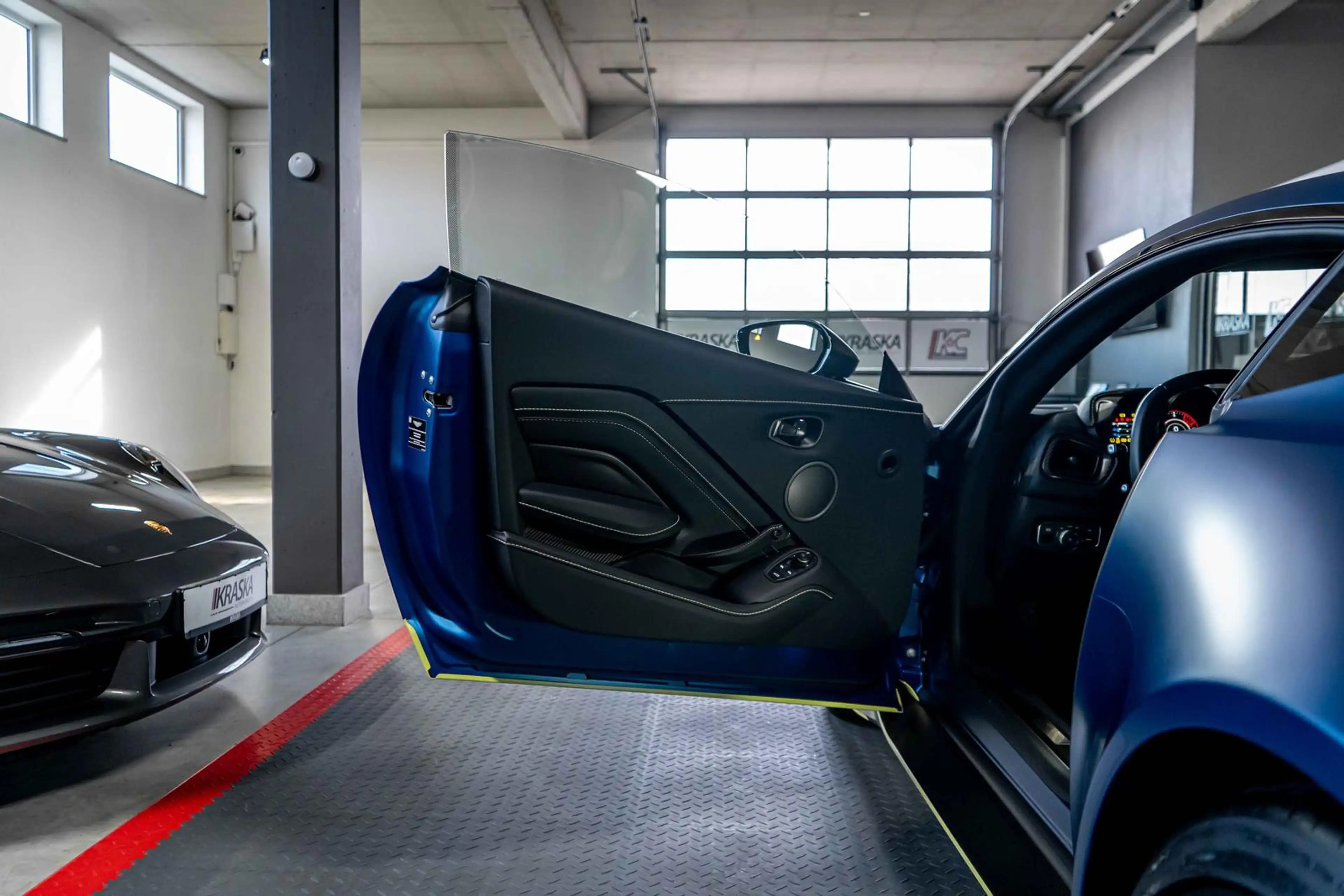 Aston Martin Coupe Carbon Aniline Satin Ming Blue — photo 15