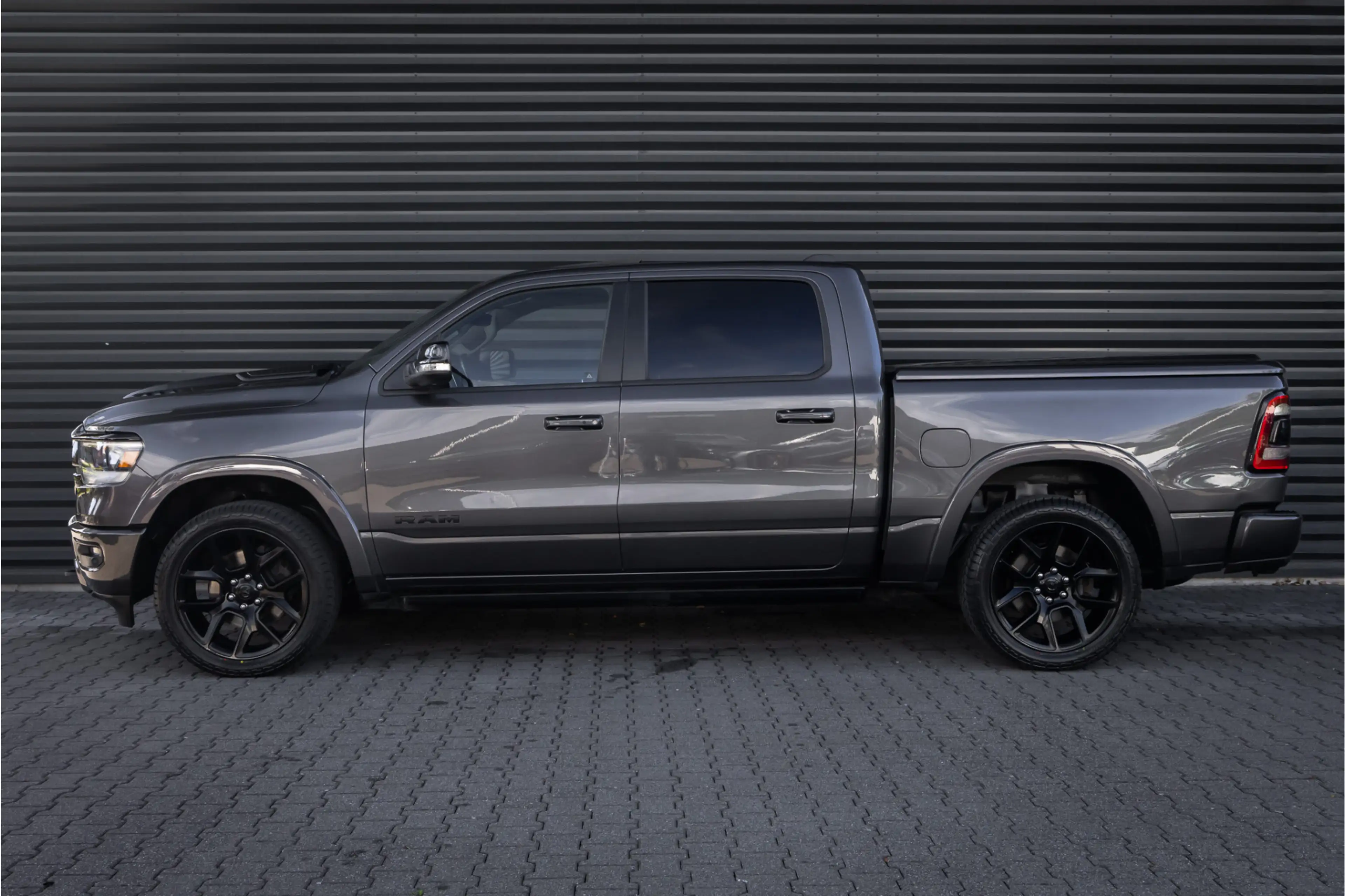 Dodge RAM 1500 5.7 V8 4x4 Crew Cab Laramie Pano - Harman Kar — photo 4