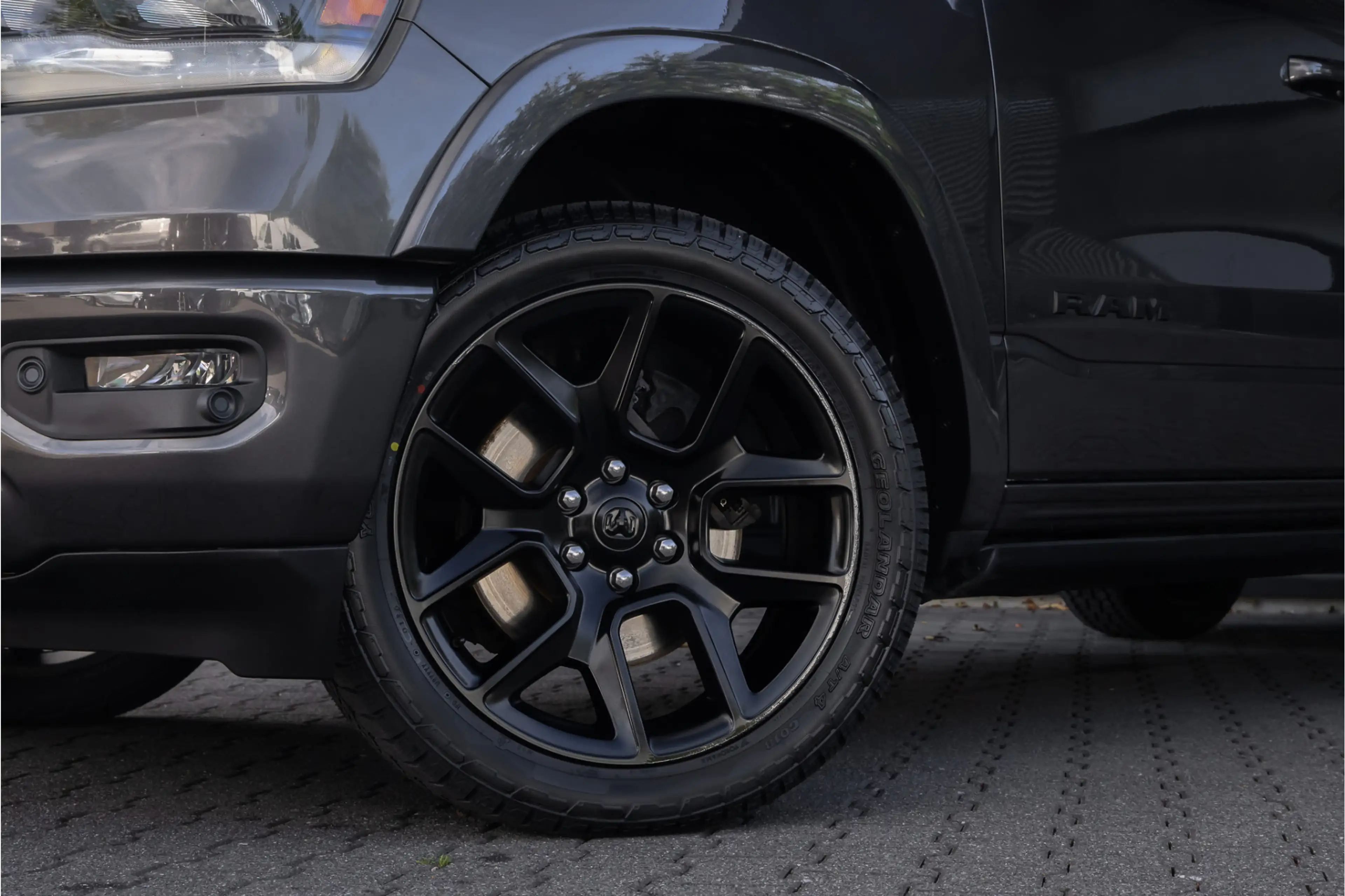 Dodge RAM 1500 5.7 V8 4x4 Crew Cab Laramie Pano - Harman Kar — photo 26
