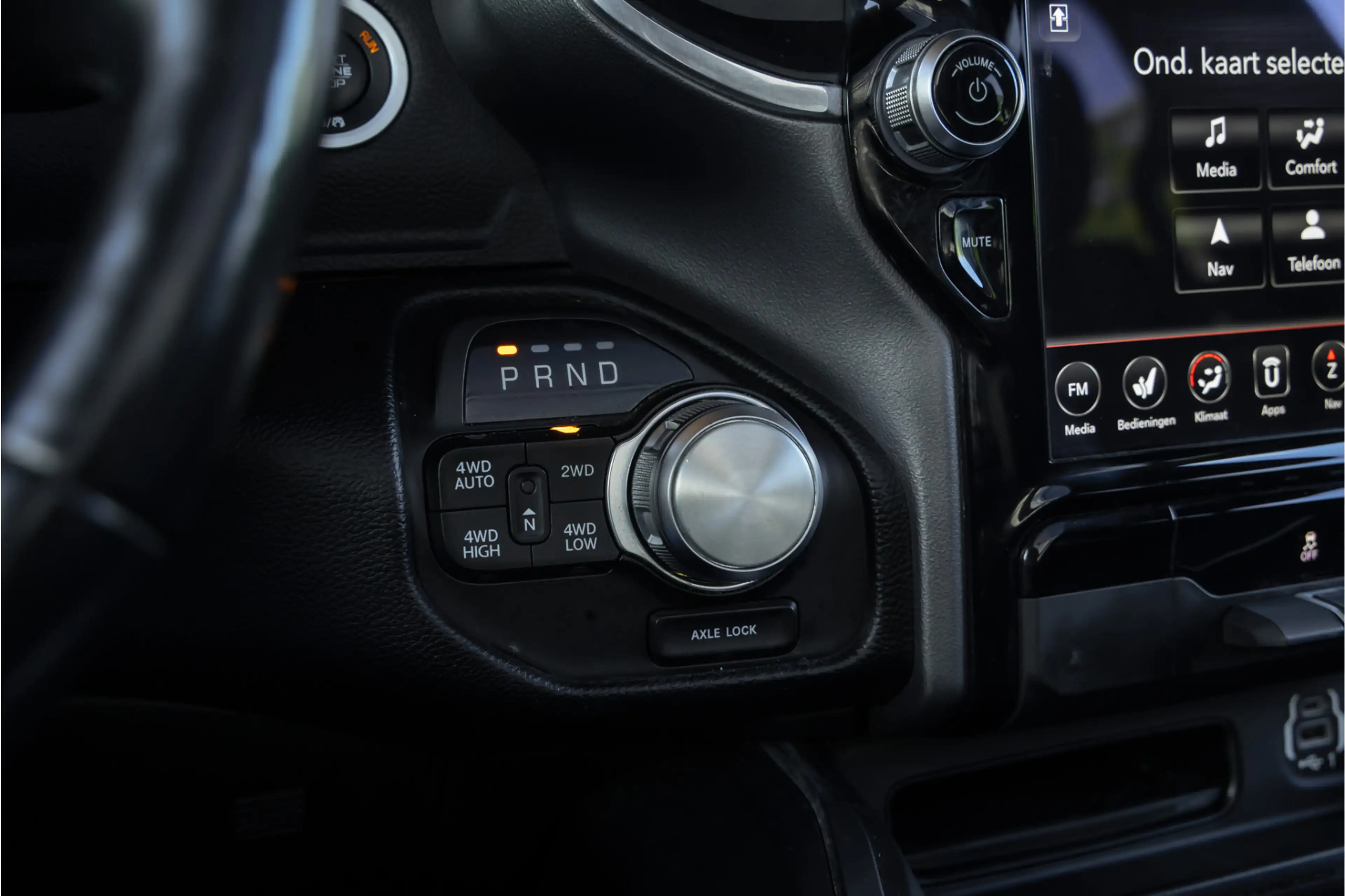 Dodge RAM 1500 5.7 V8 4x4 Crew Cab Laramie Pano - Harman Kar — photo 12