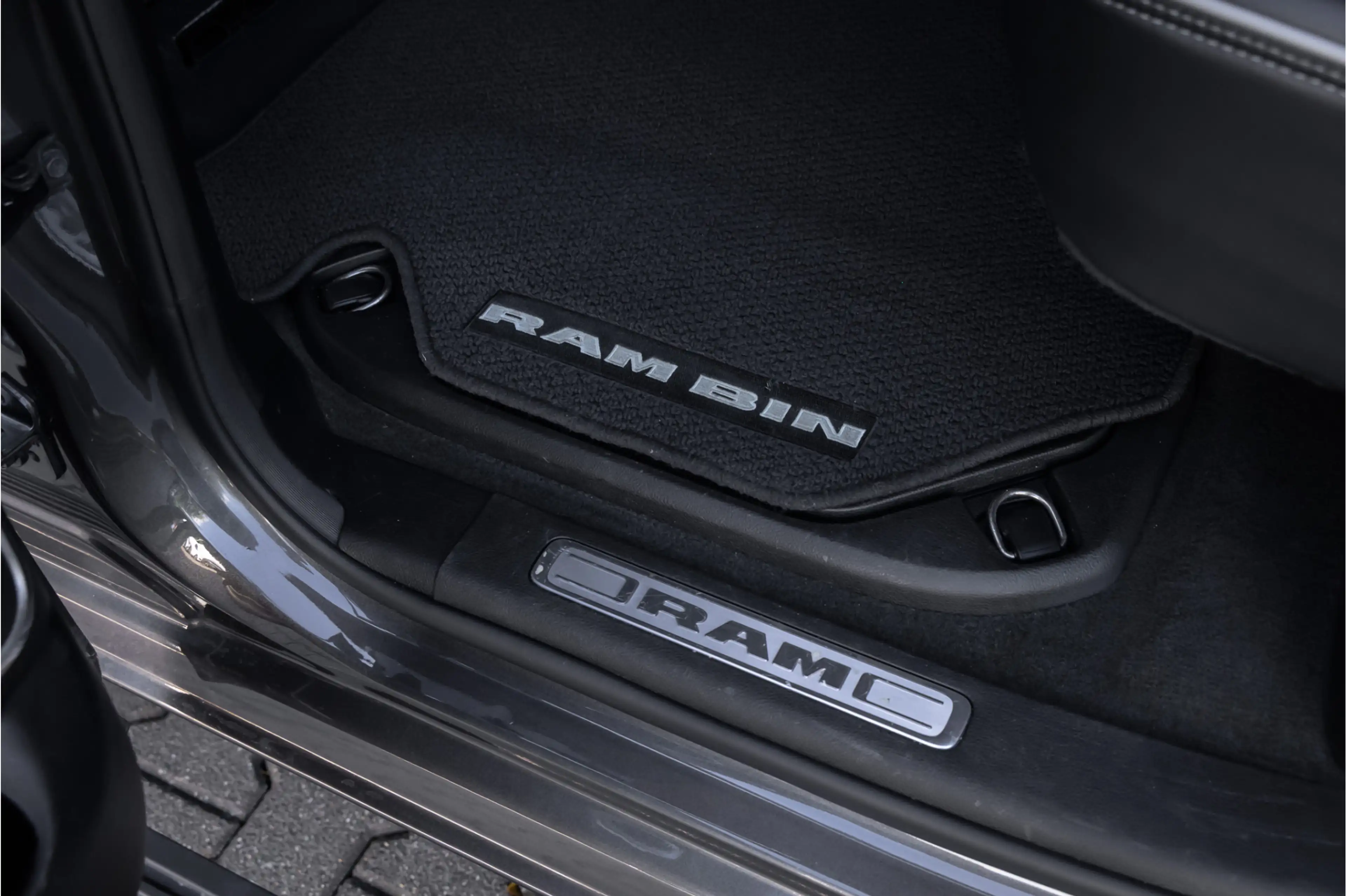 Dodge RAM 1500 5.7 V8 4x4 Crew Cab Laramie Pano - Harman Kar — photo 35