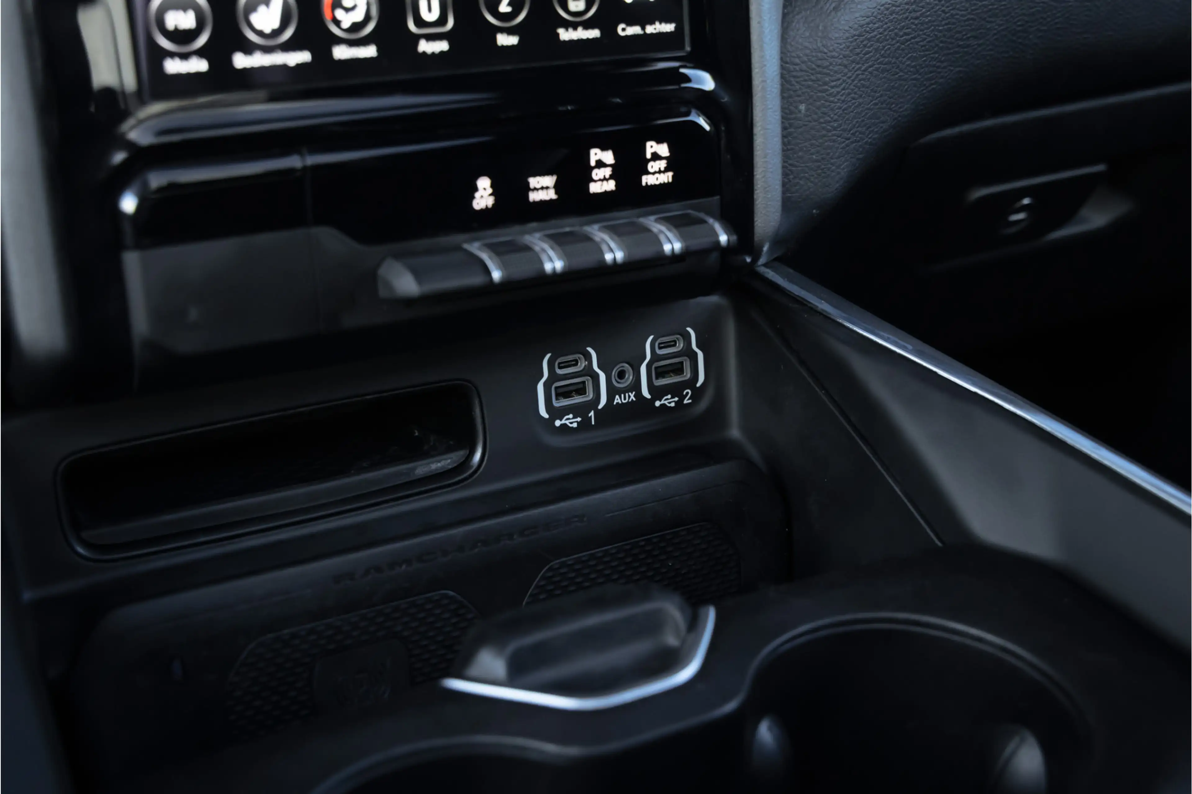 Dodge RAM 1500 5.7 V8 4x4 Crew Cab Laramie Pano - Harman Kar — photo 47