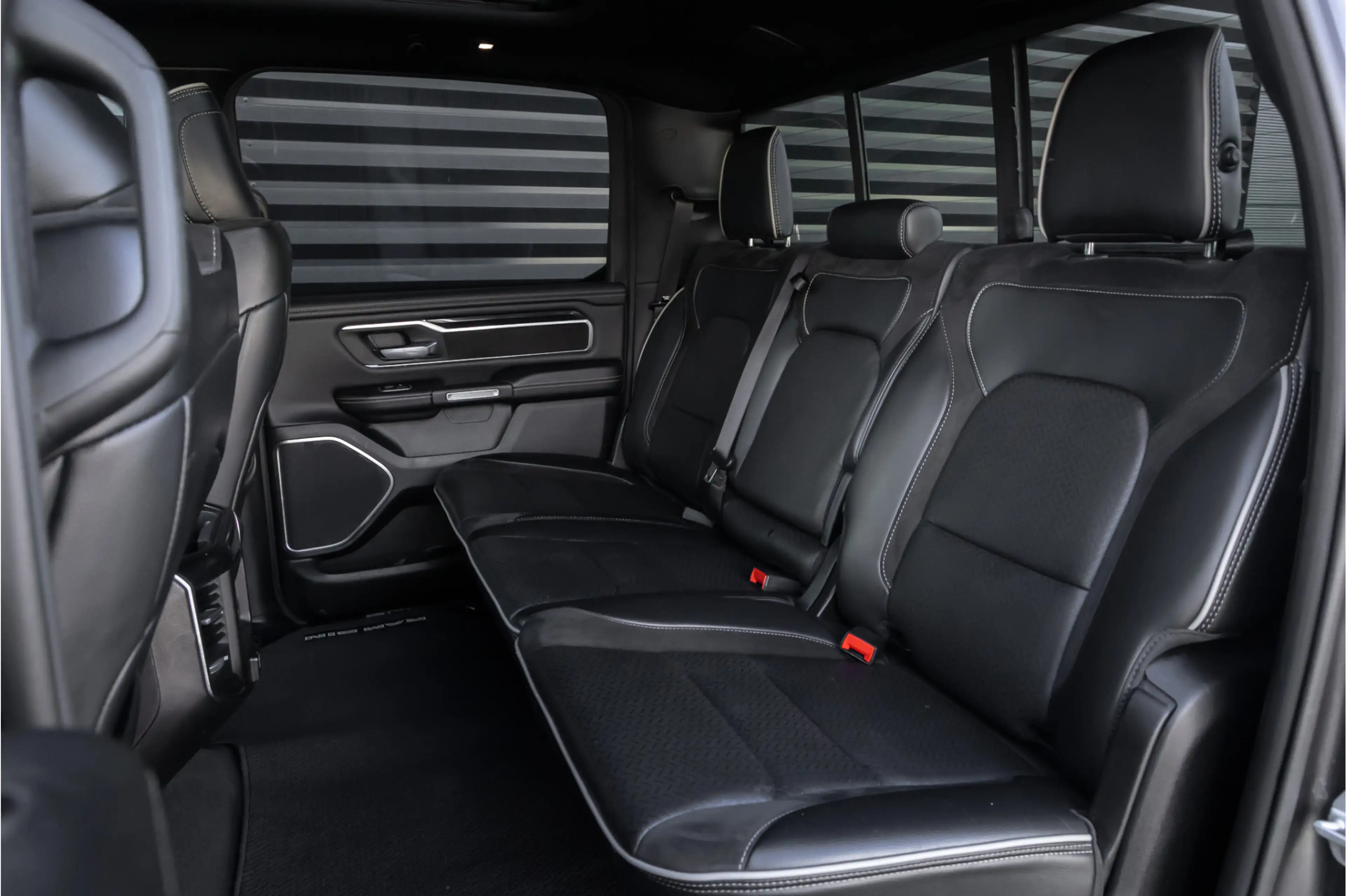 Dodge RAM 1500 5.7 V8 4x4 Crew Cab Laramie Pano - Harman Kar — photo 9