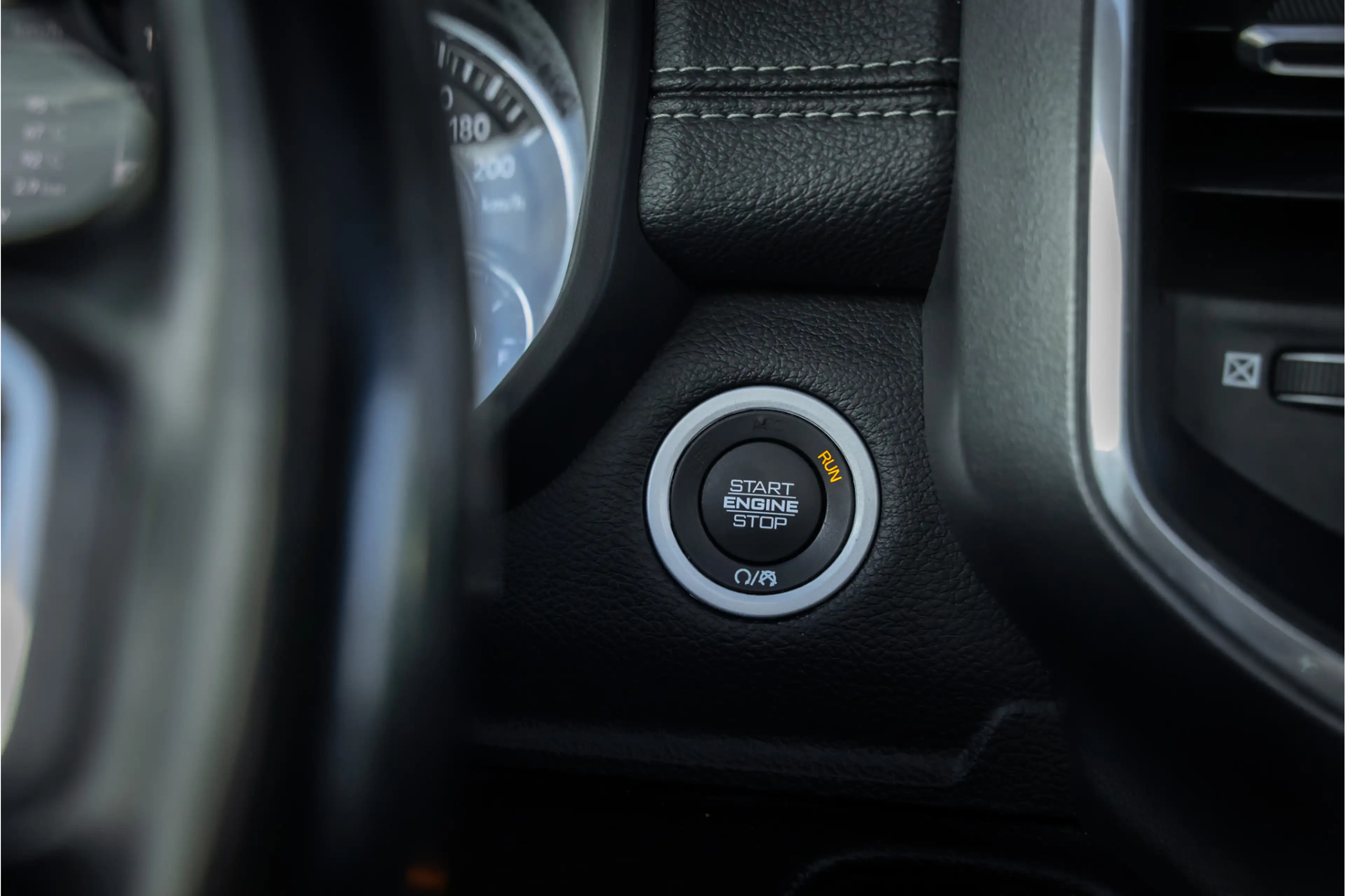 Dodge RAM 1500 5.7 V8 4x4 Crew Cab Laramie Pano - Harman Kar — photo 45