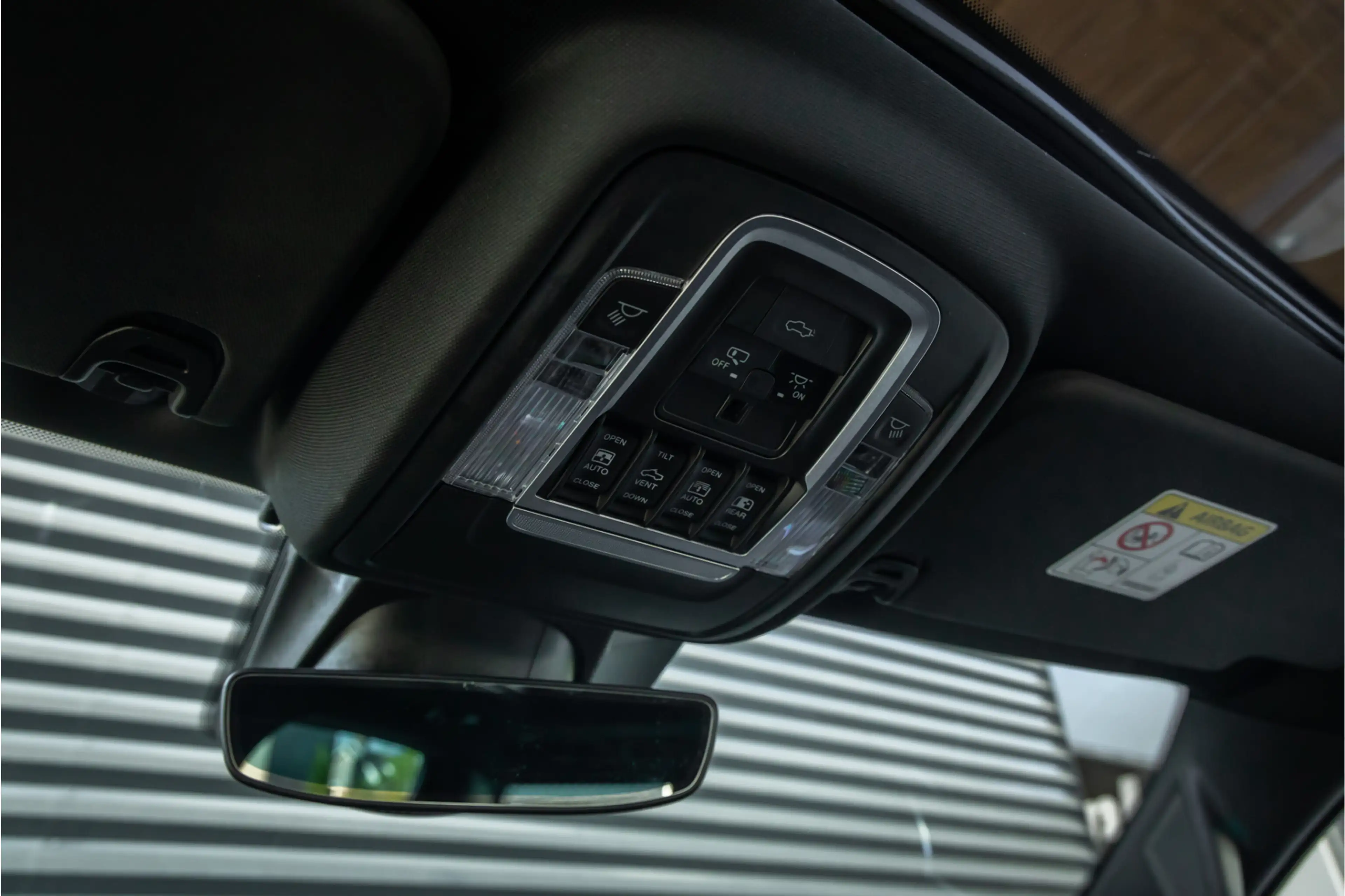 Dodge RAM 1500 5.7 V8 4x4 Crew Cab Laramie Pano - Harman Kar — photo 48