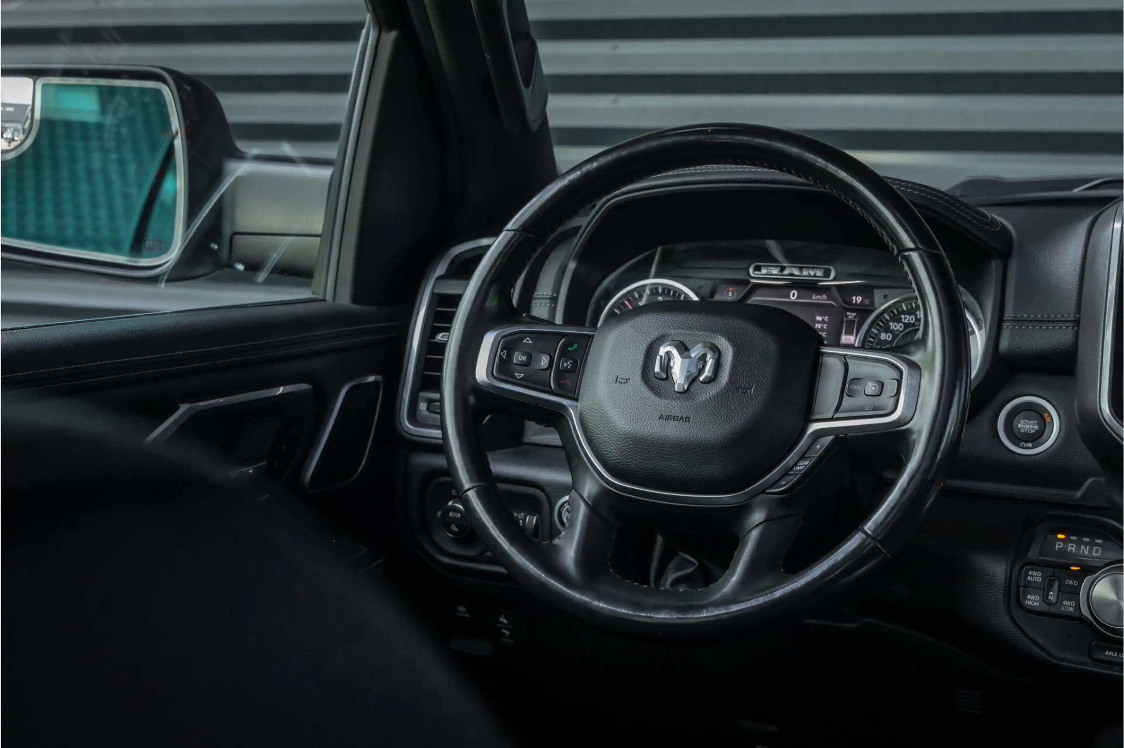 Dodge RAM 1500 5.7 V8 4x4 Crew Cab Laramie Pano - Harman Kar — photo 19