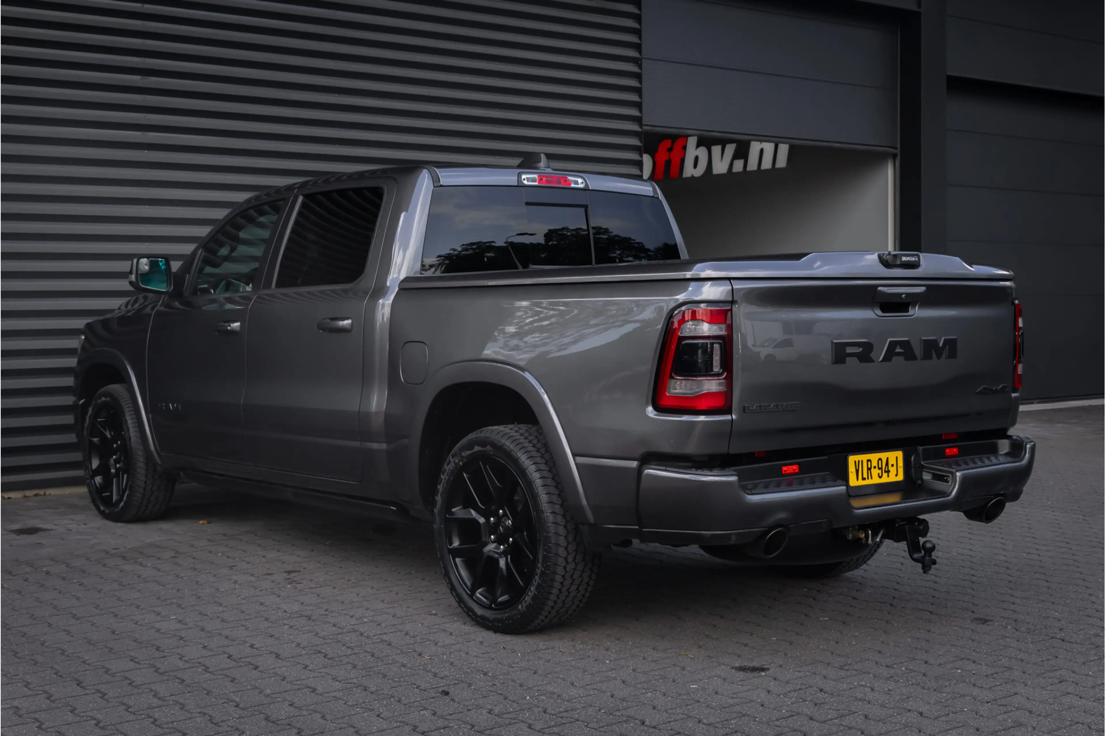 Dodge RAM 1500 5.7 V8 4x4 Crew Cab Laramie Pano - Harman Kar — photo 23