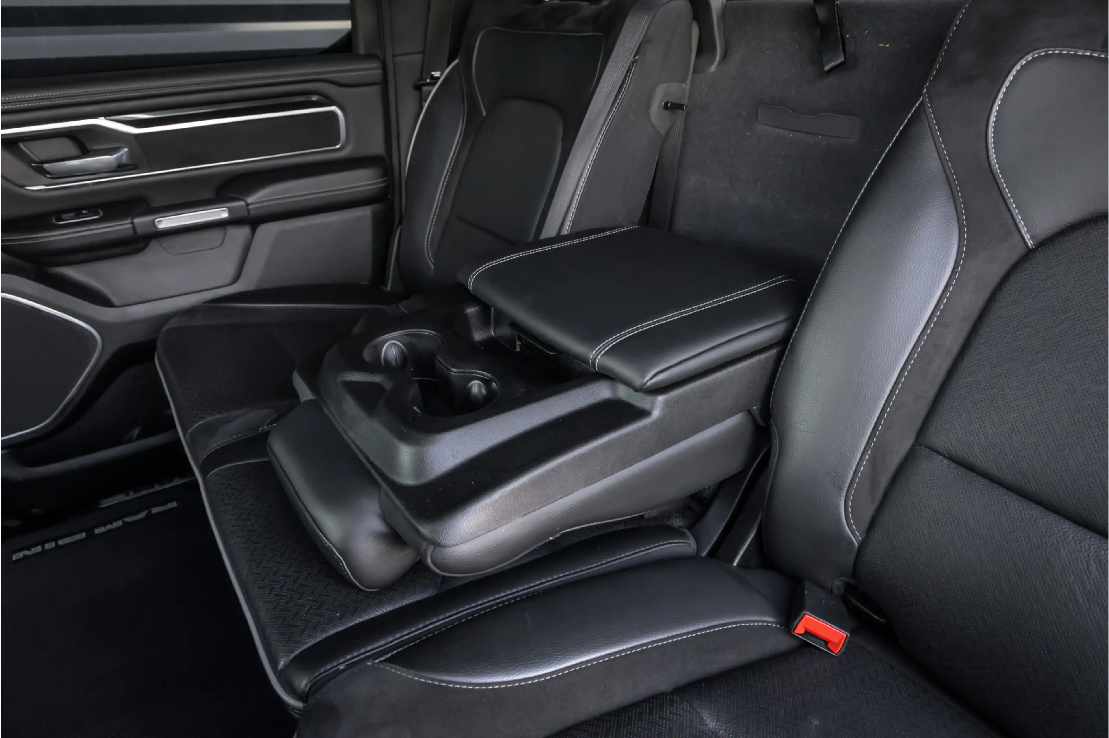 Dodge RAM 1500 5.7 V8 4x4 Crew Cab Laramie Pano - Harman Kar — photo 36