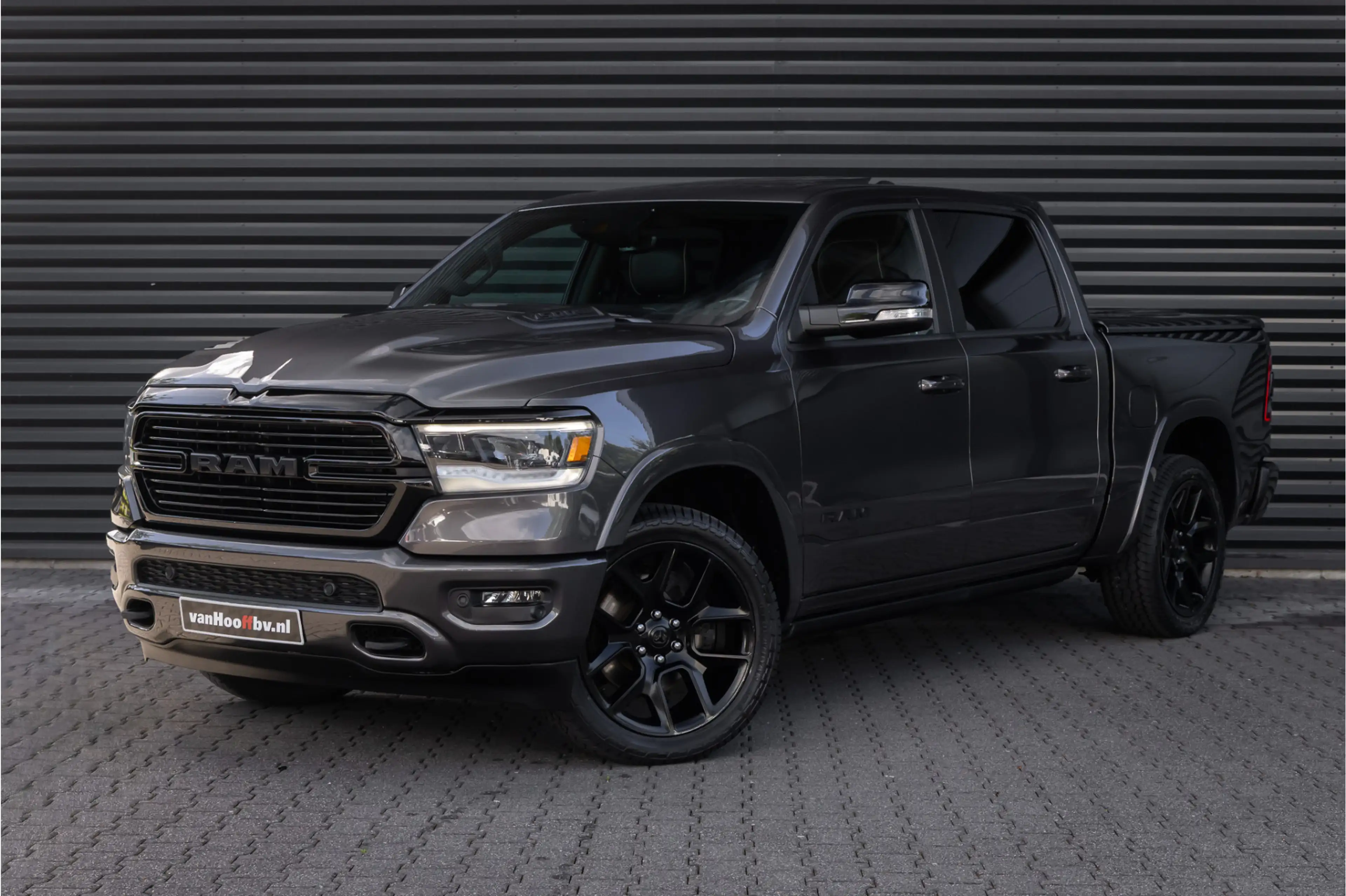Dodge RAM 1500 5.7 V8 4x4 Crew Cab Laramie Pano - Harman Kar — photo 25