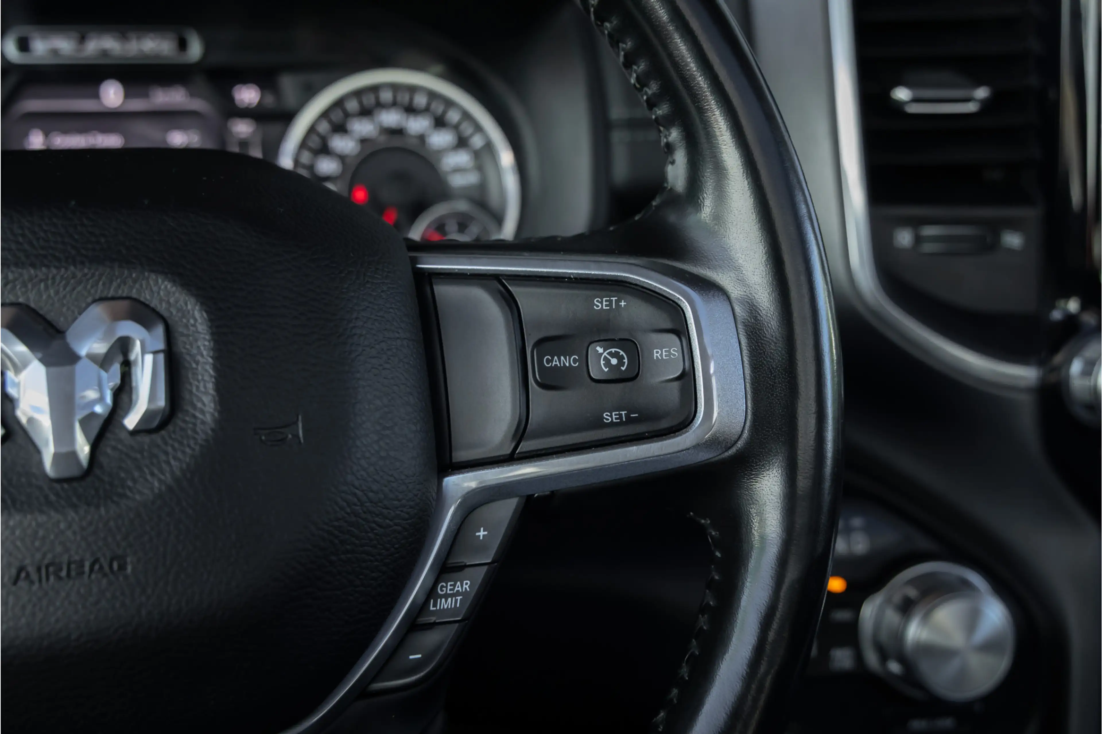 Dodge RAM 1500 5.7 V8 4x4 Crew Cab Laramie Pano - Harman Kar — photo 43