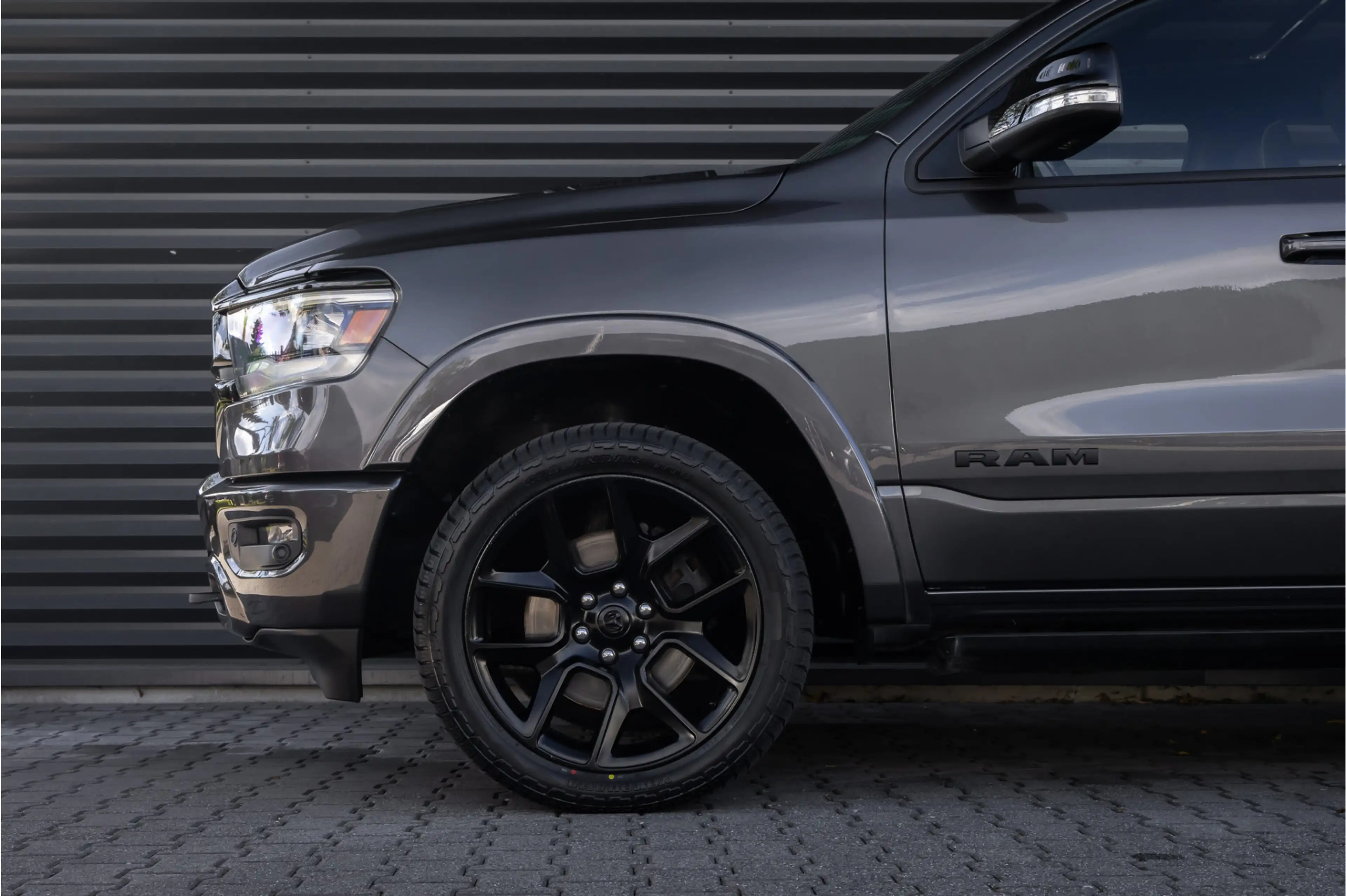 Dodge RAM 1500 5.7 V8 4x4 Crew Cab Laramie Pano - Harman Kar — photo 32