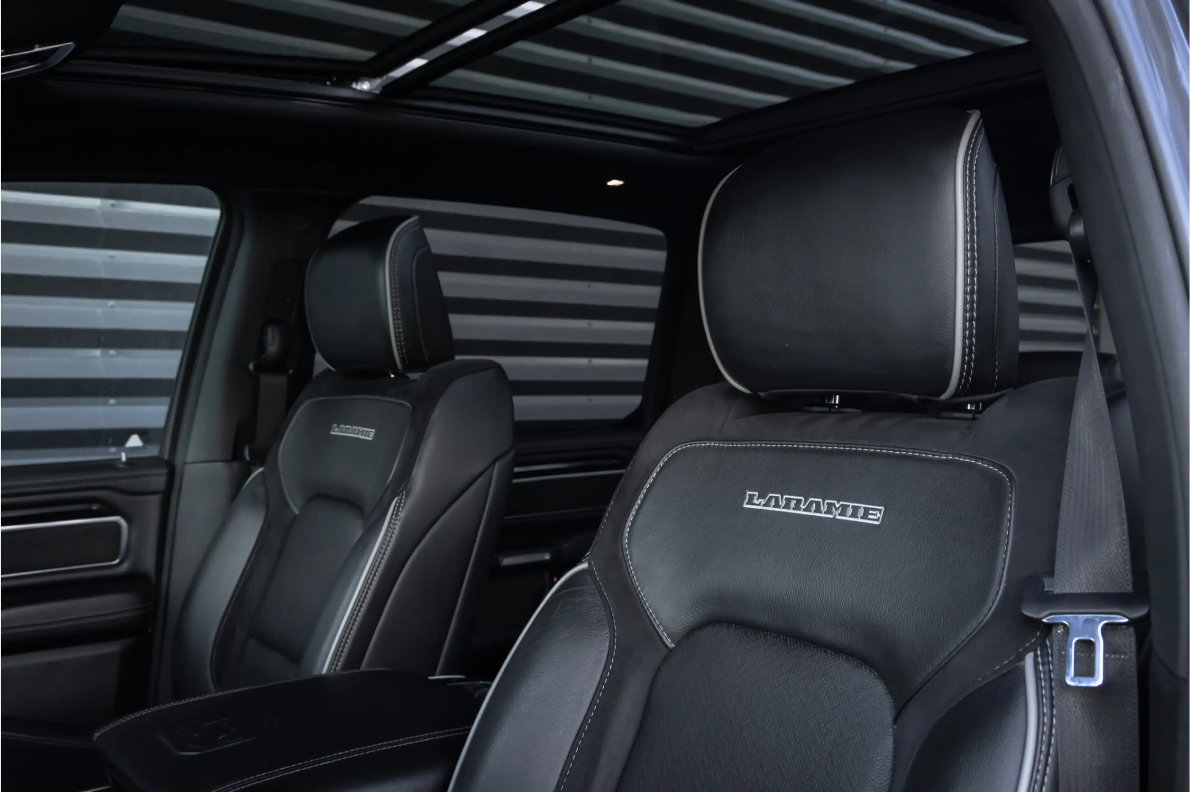 Dodge RAM 1500 5.7 V8 4x4 Crew Cab Laramie Pano - Harman Kar — photo 37