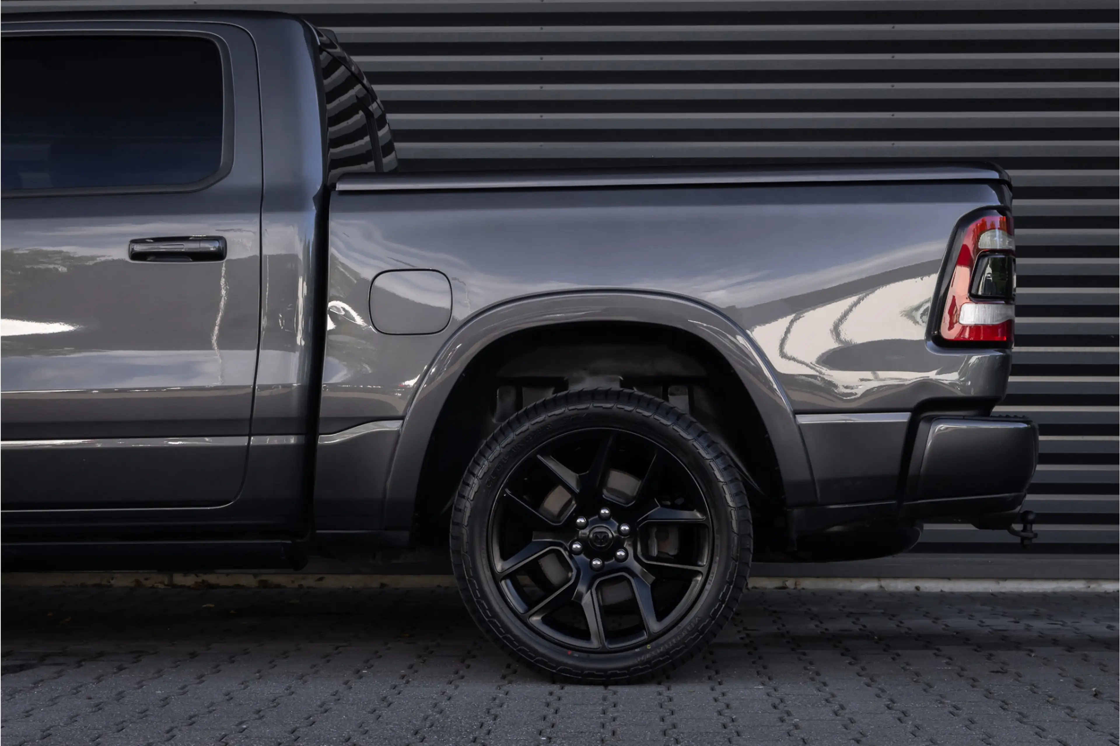 Dodge RAM 1500 5.7 V8 4x4 Crew Cab Laramie Pano - Harman Kar — photo 33