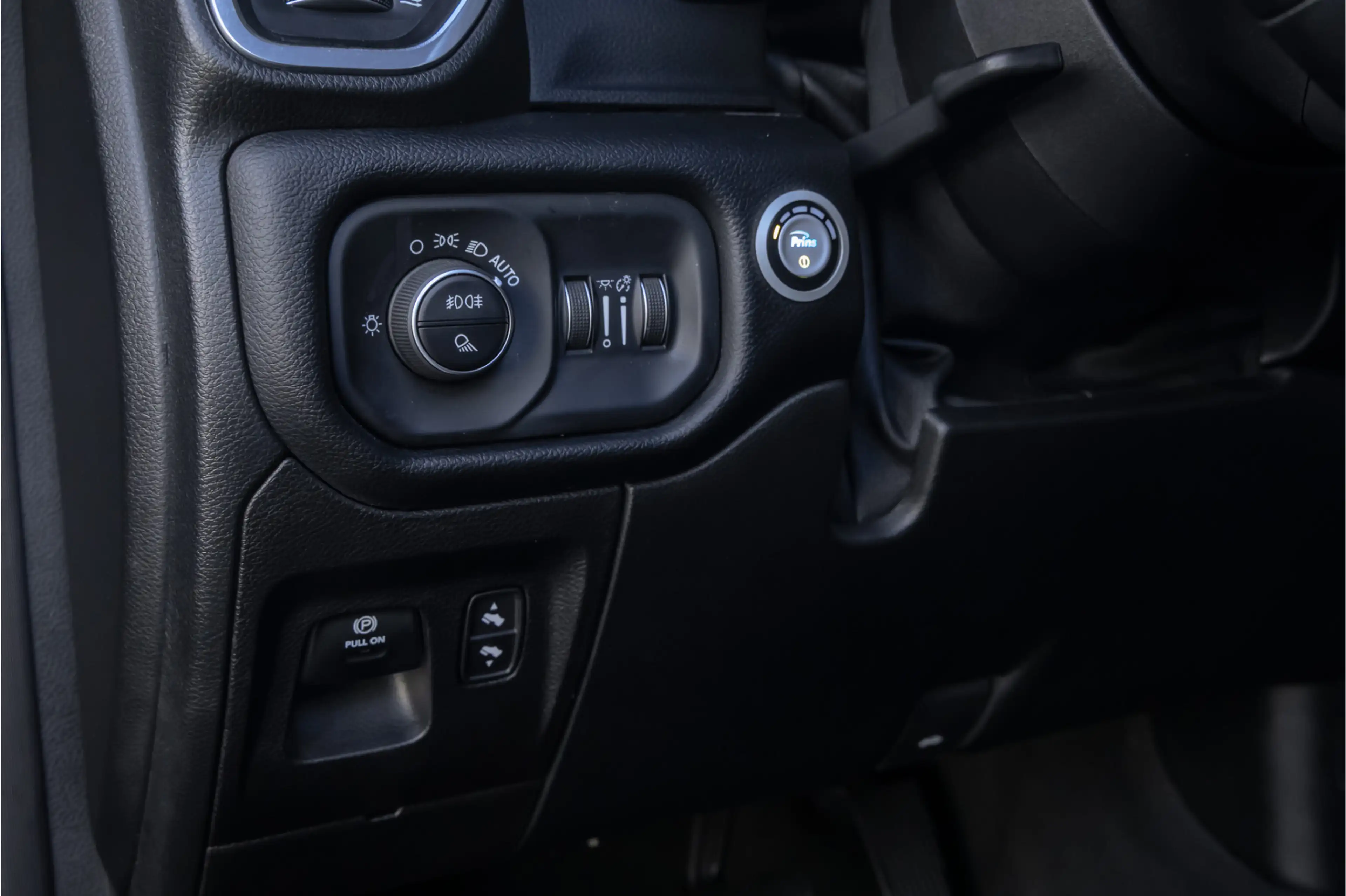 Dodge RAM 1500 5.7 V8 4x4 Crew Cab Laramie Pano - Harman Kar — photo 39