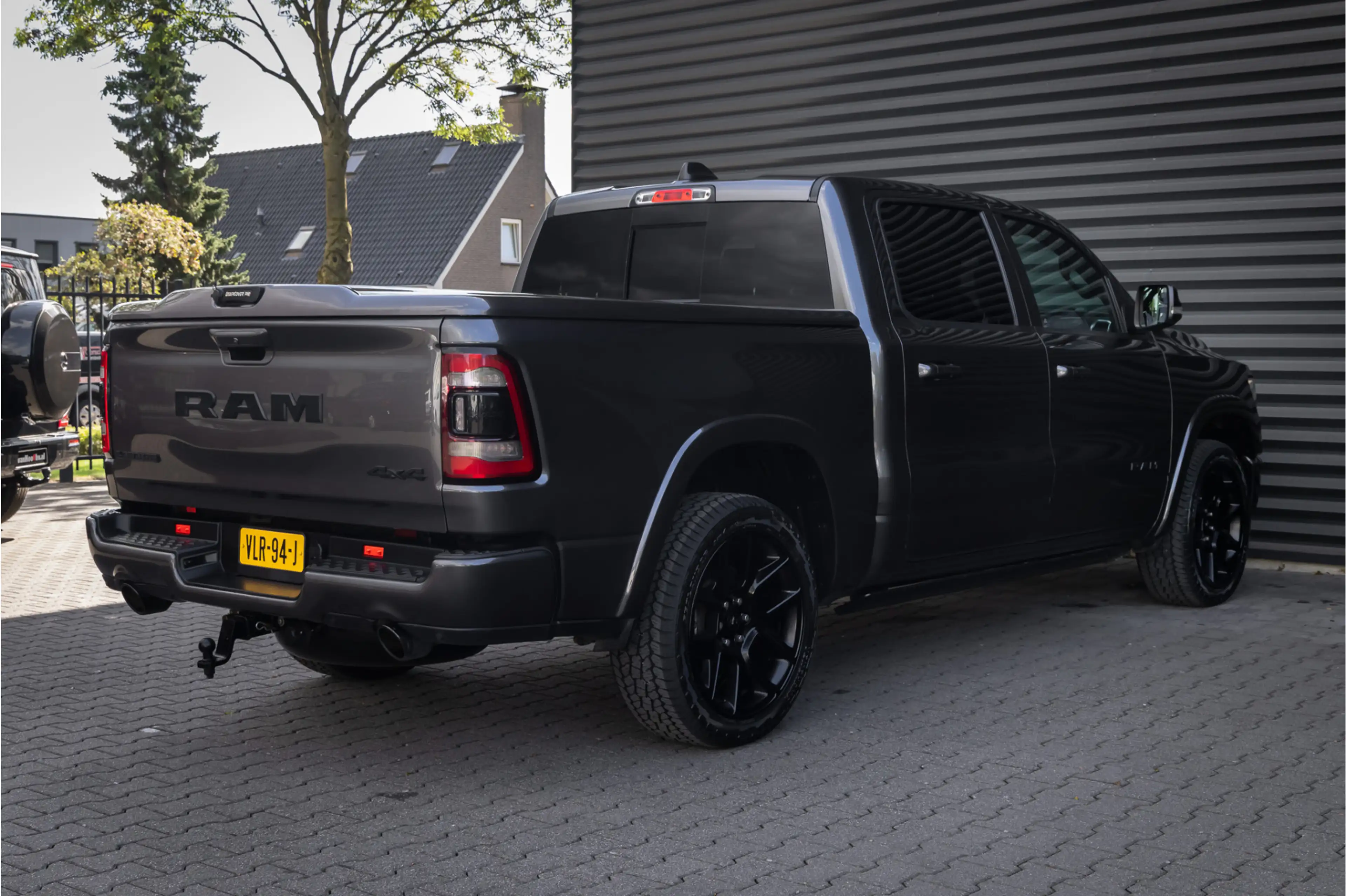Dodge RAM 1500 5.7 V8 4x4 Crew Cab Laramie Pano - Harman Kar — photo 22