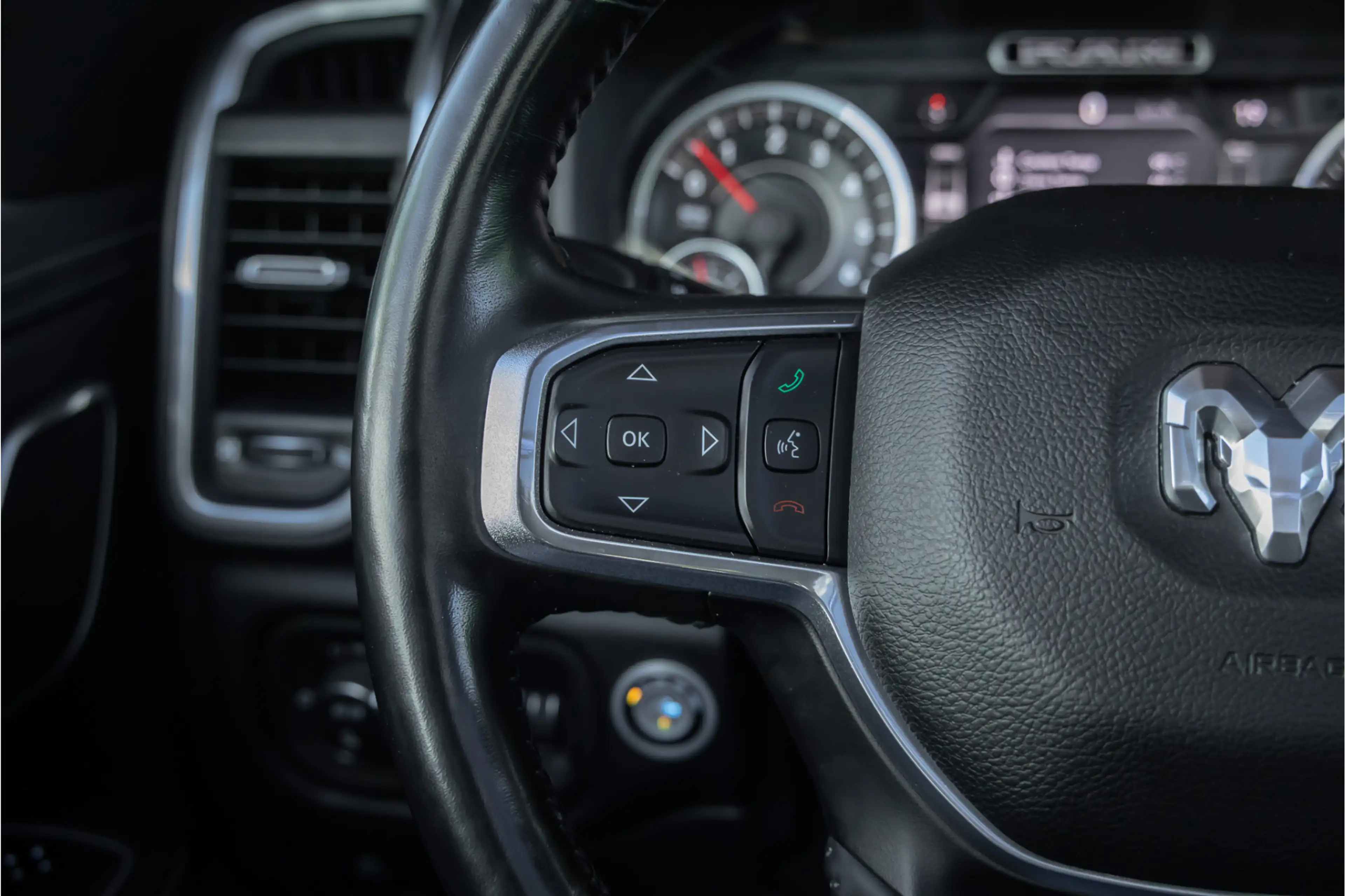 Dodge RAM 1500 5.7 V8 4x4 Crew Cab Laramie Pano - Harman Kar — photo 42