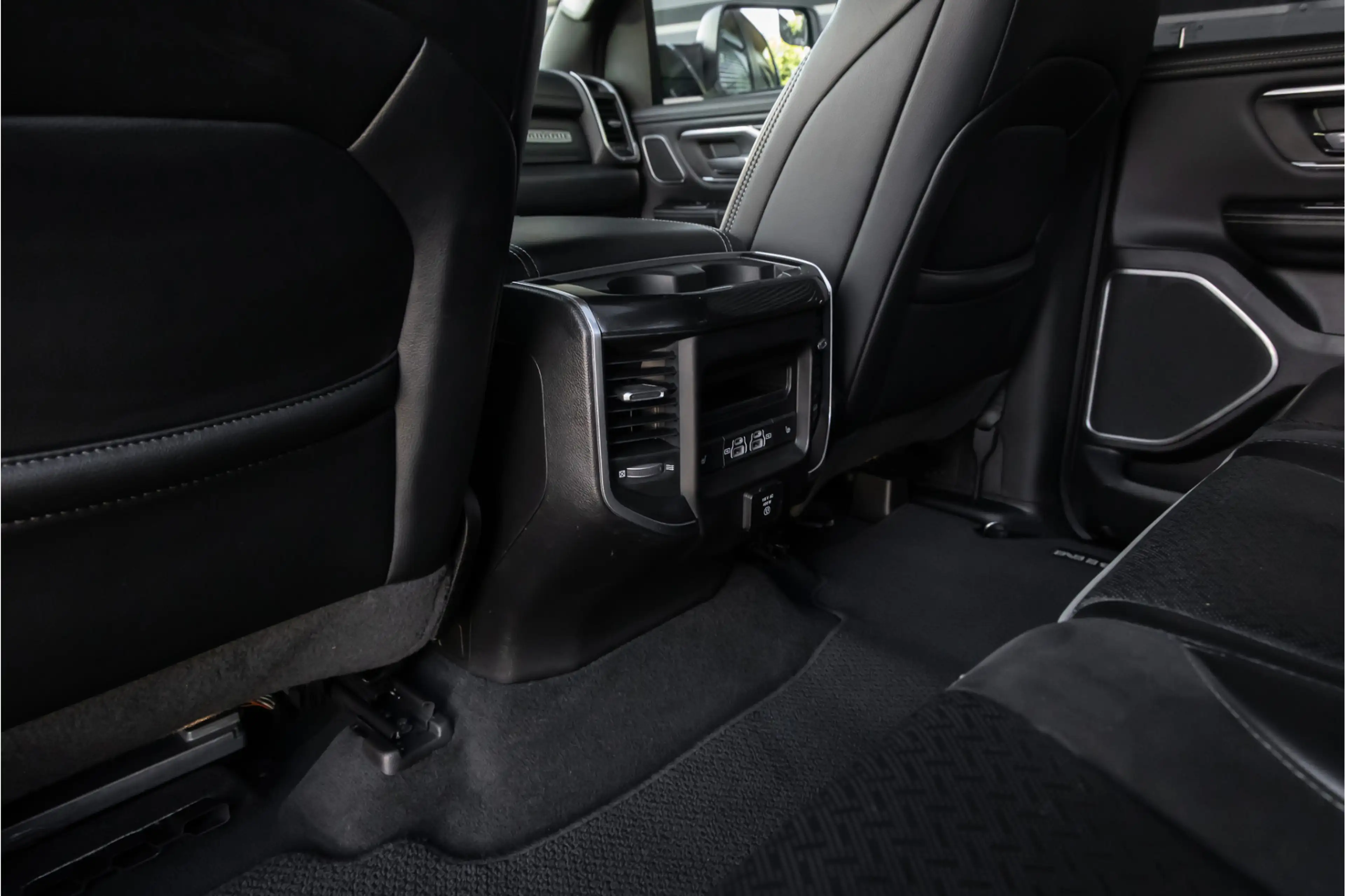 Dodge RAM 1500 5.7 V8 4x4 Crew Cab Laramie Pano - Harman Kar — photo 34