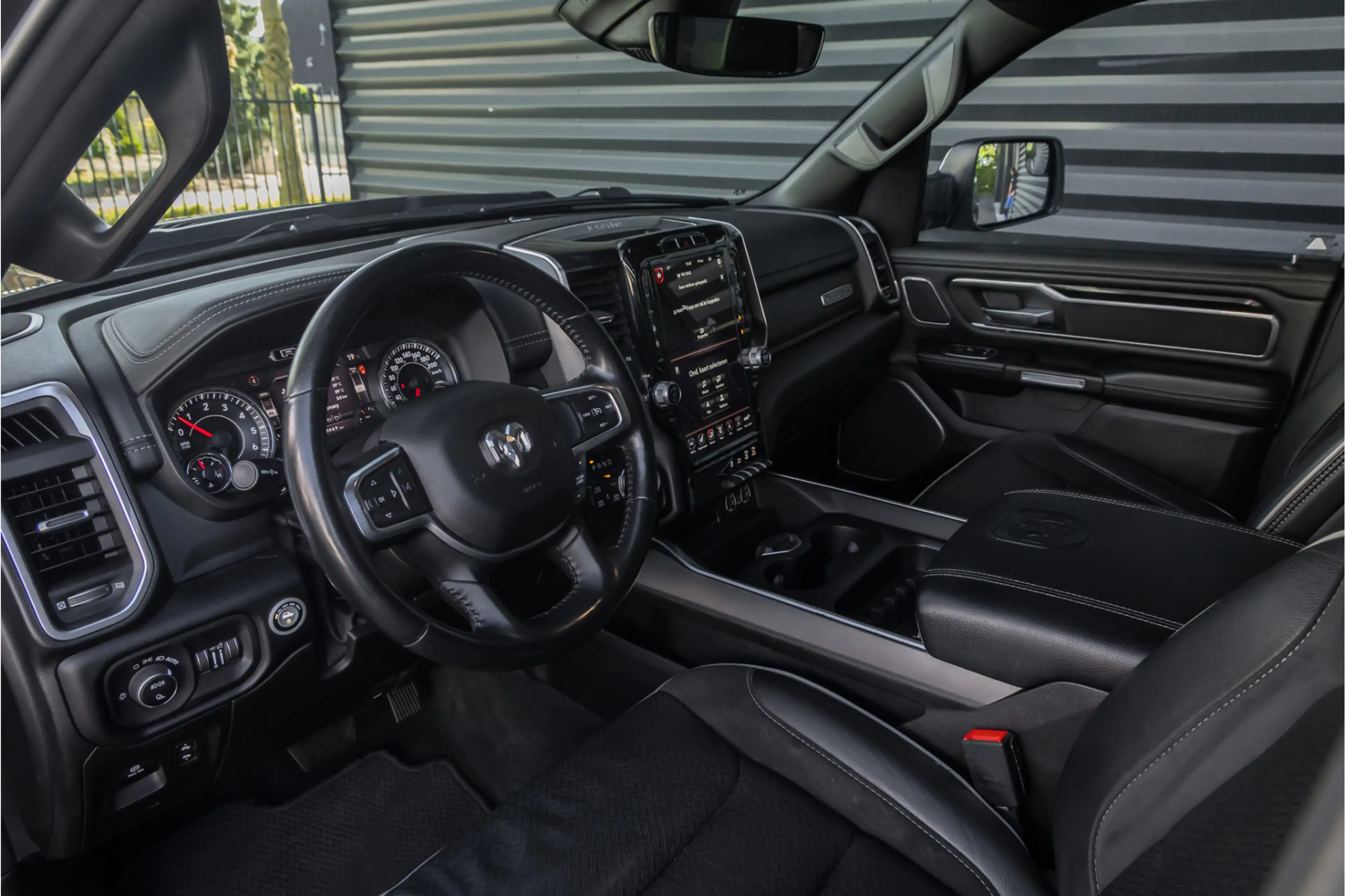 Dodge RAM 1500 5.7 V8 4x4 Crew Cab Laramie Pano - Harman Kar — photo 40