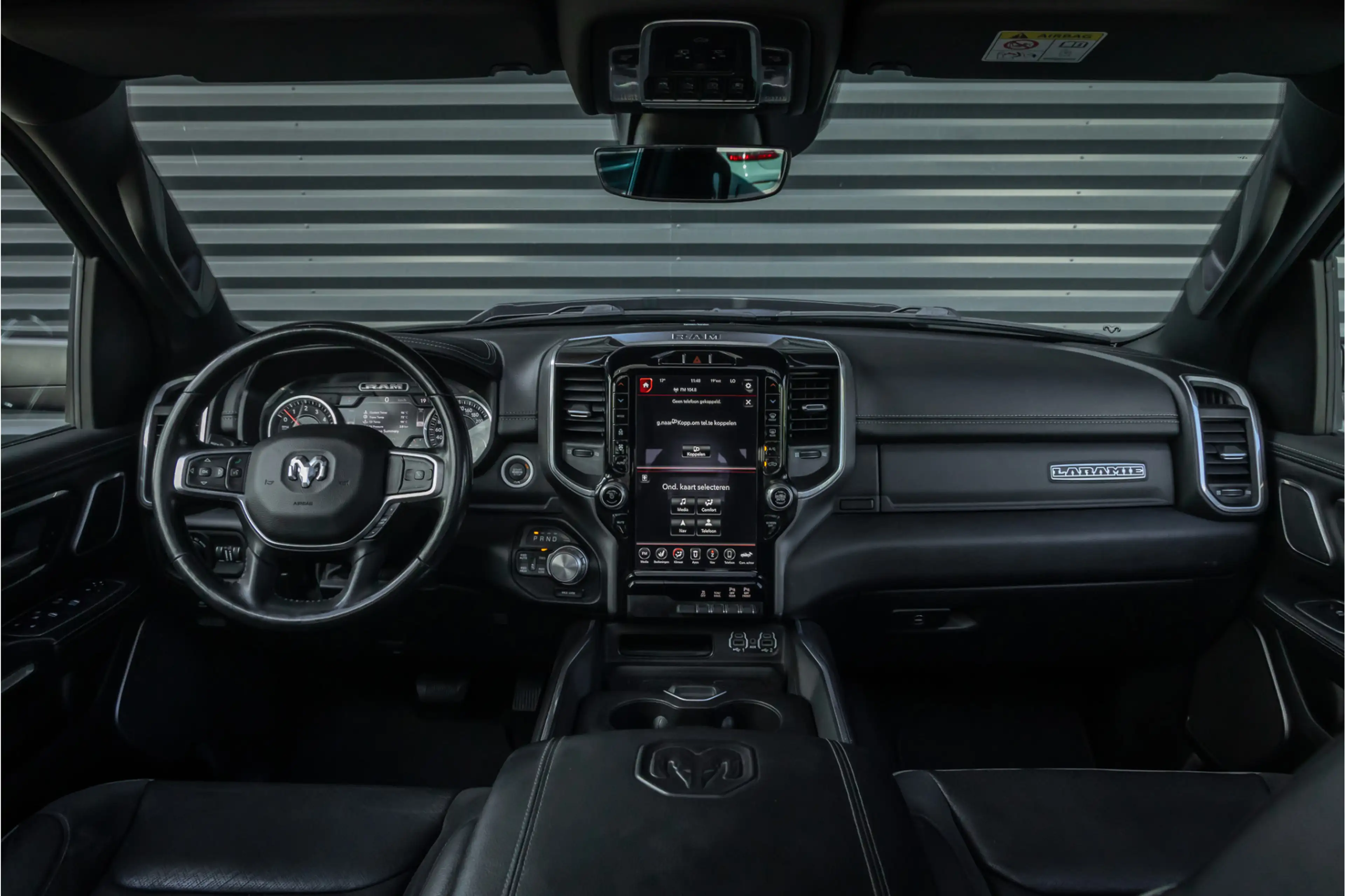 Dodge RAM 1500 5.7 V8 4x4 Crew Cab Laramie Pano - Harman Kar — photo 18