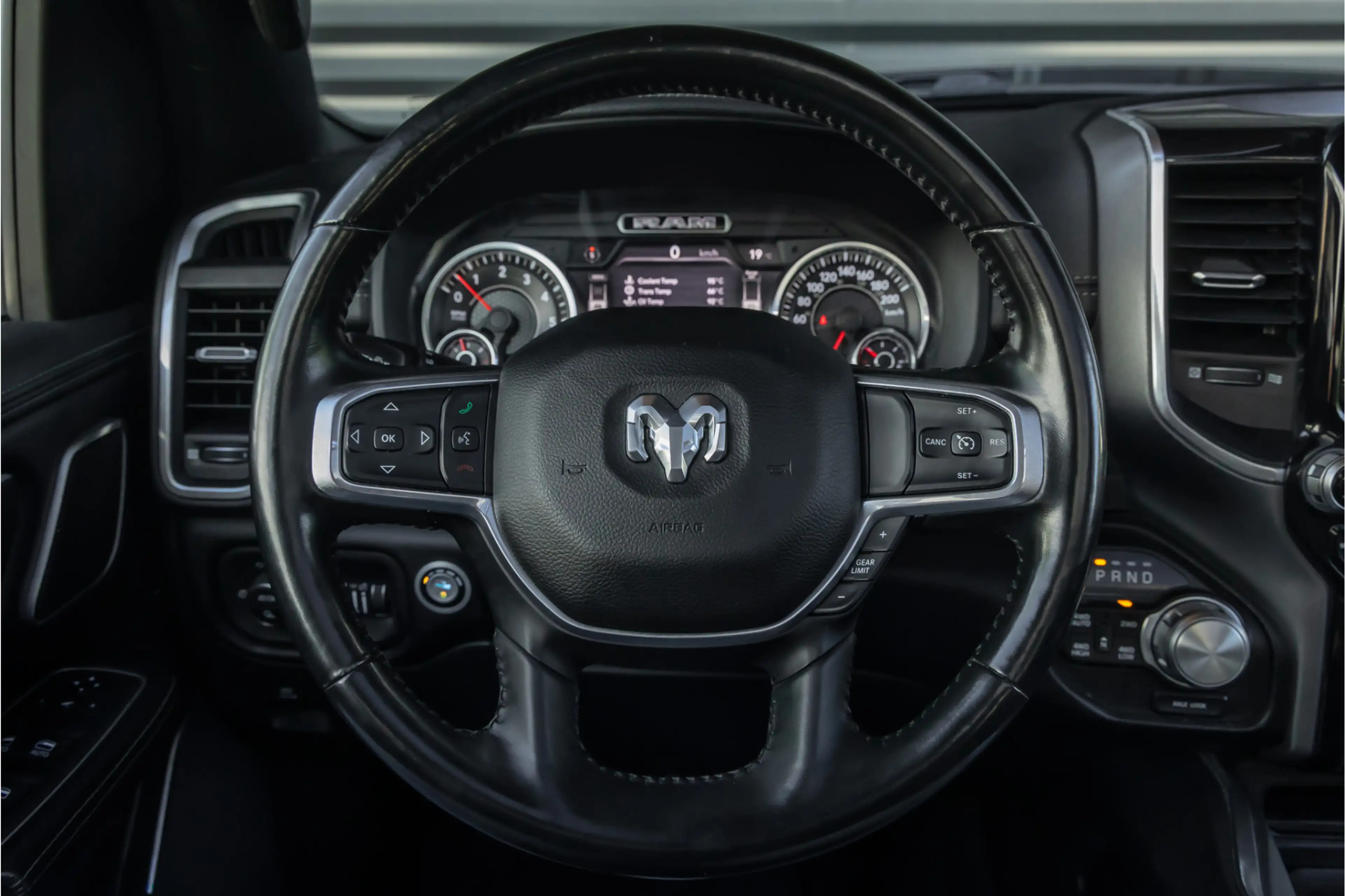 Dodge RAM 1500 5.7 V8 4x4 Crew Cab Laramie Pano - Harman Kar — photo 10