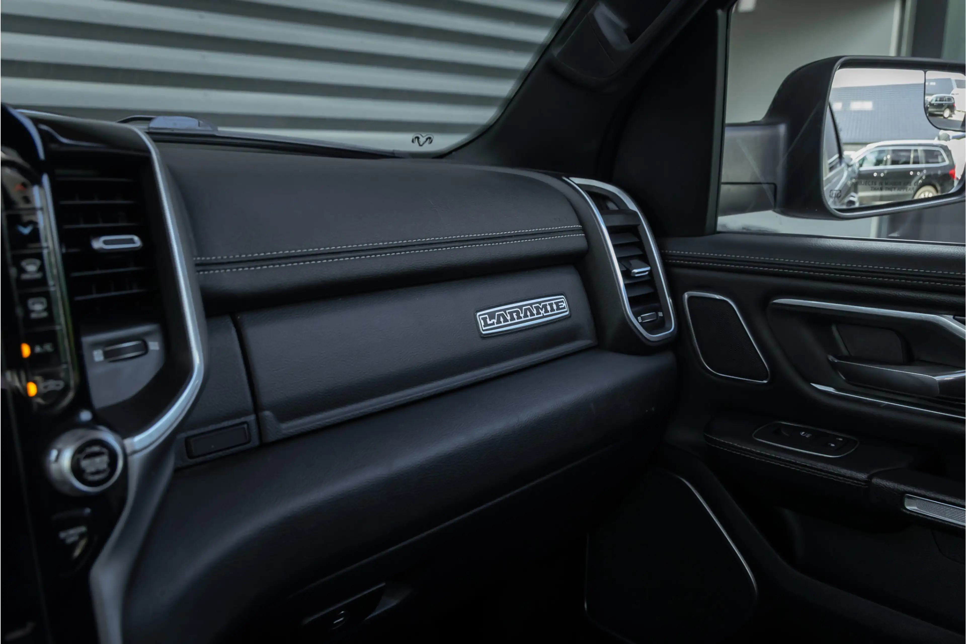 Dodge RAM 1500 5.7 V8 4x4 Crew Cab Laramie Pano - Harman Kar — photo 46