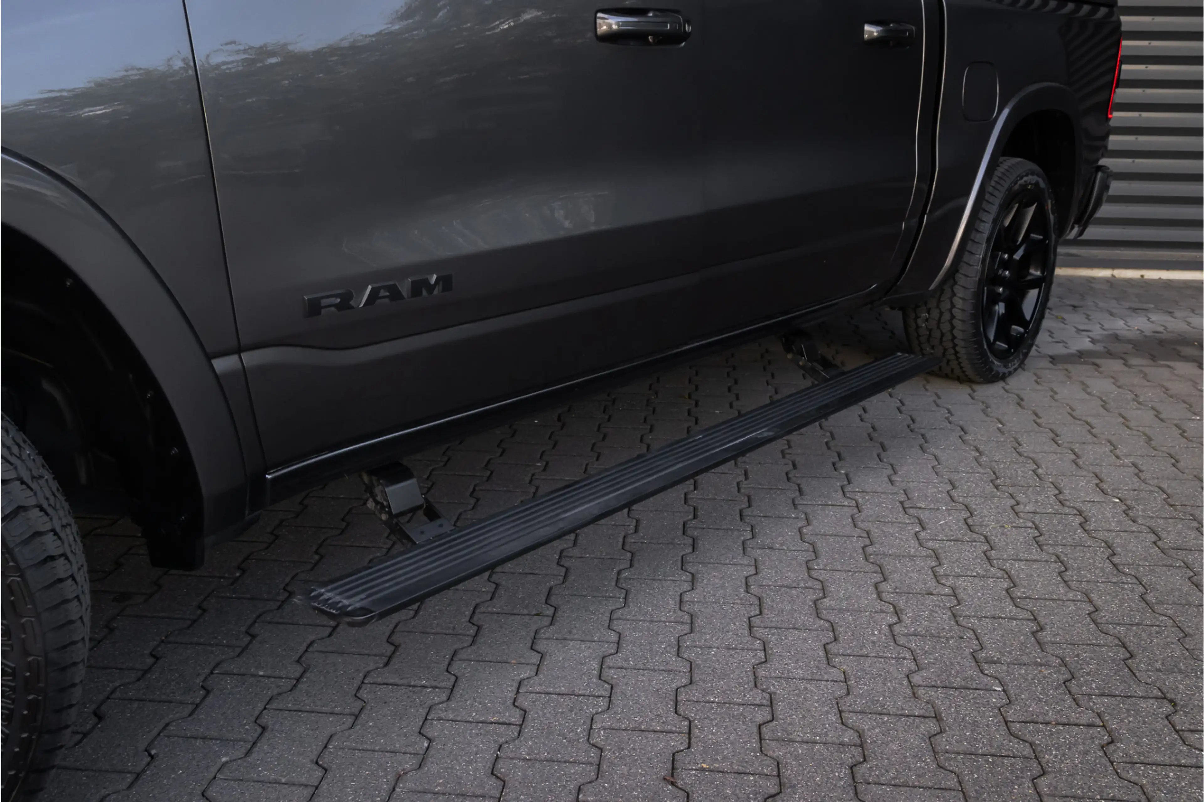 Dodge RAM 1500 5.7 V8 4x4 Crew Cab Laramie Pano - Harman Kar — photo 28
