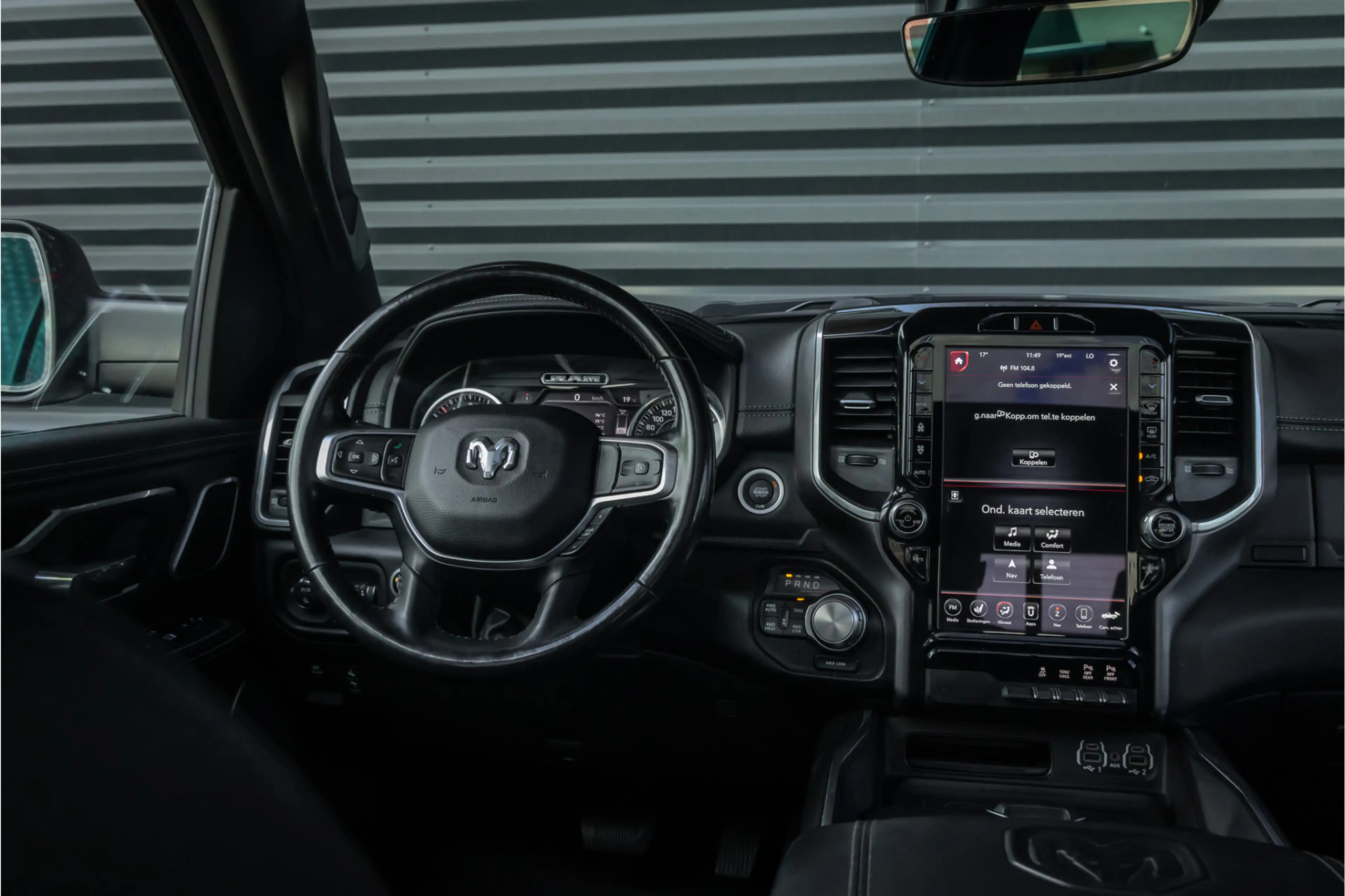 Dodge RAM 1500 5.7 V8 4x4 Crew Cab Laramie Pano - Harman Kar — photo 49