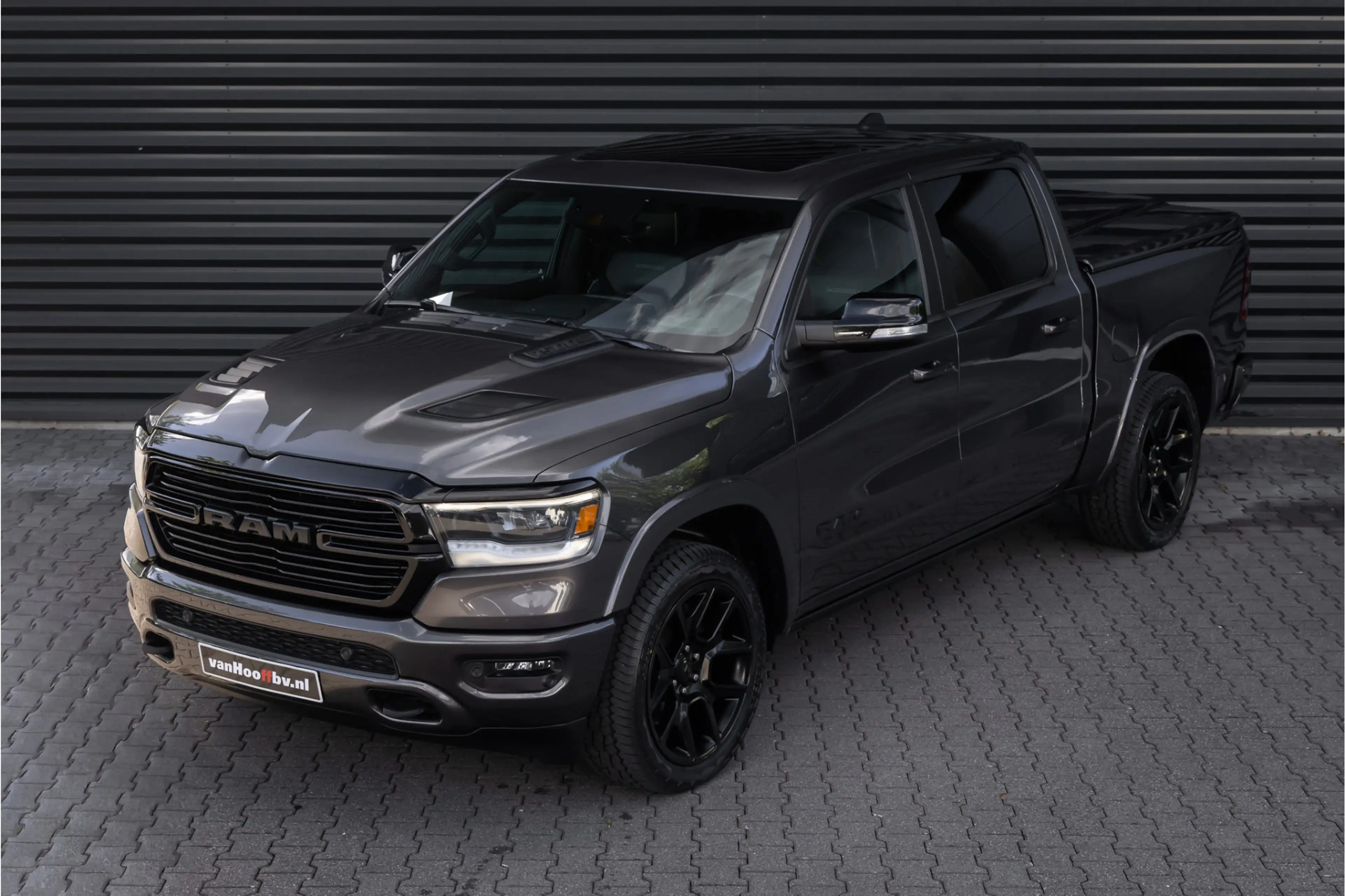 Dodge RAM 1500 5.7 V8 4x4 Crew Cab Laramie Pano - Harman Kar — photo 2