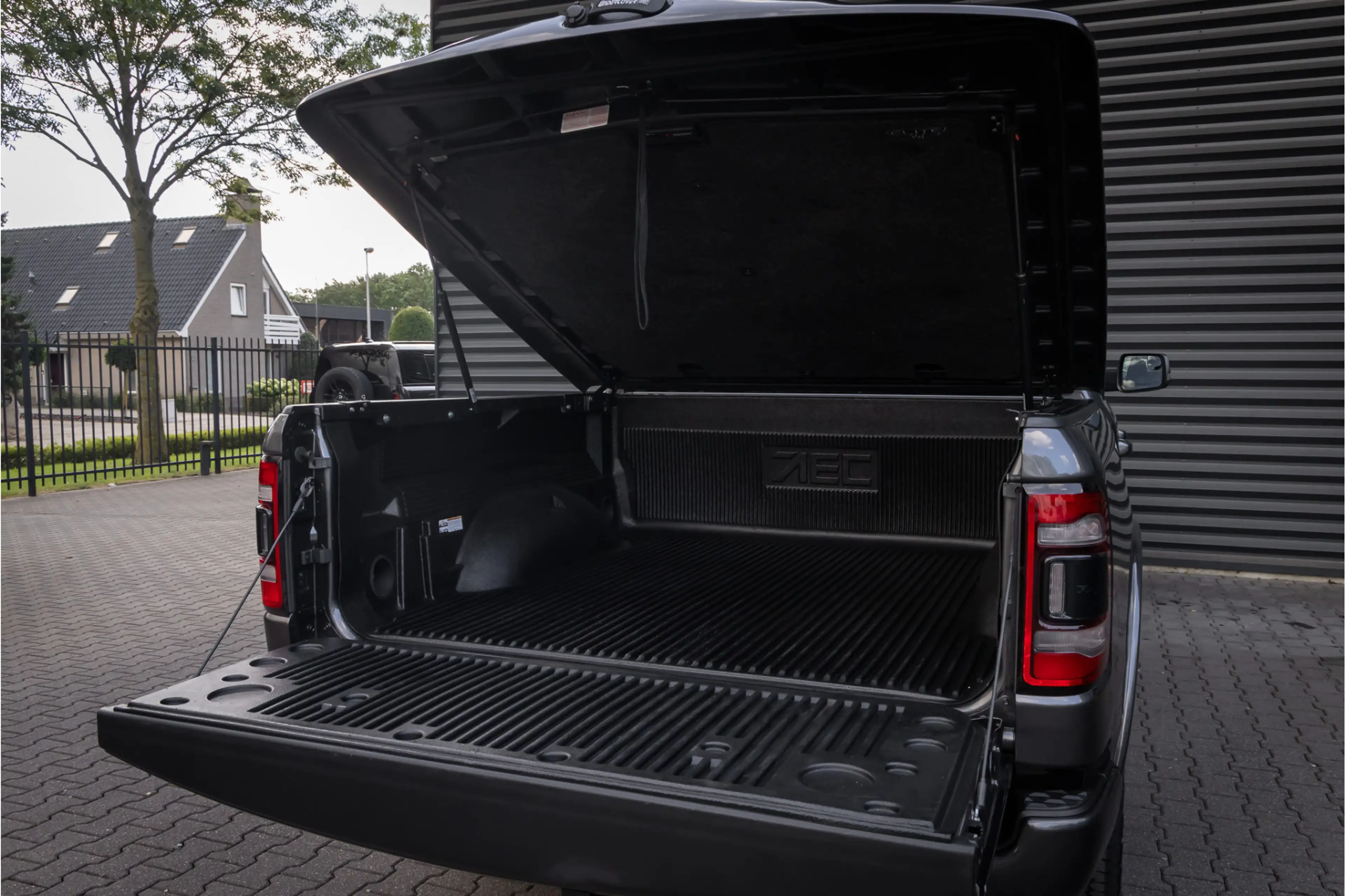 Dodge RAM 1500 5.7 V8 4x4 Crew Cab Laramie Pano - Harman Kar — photo 24