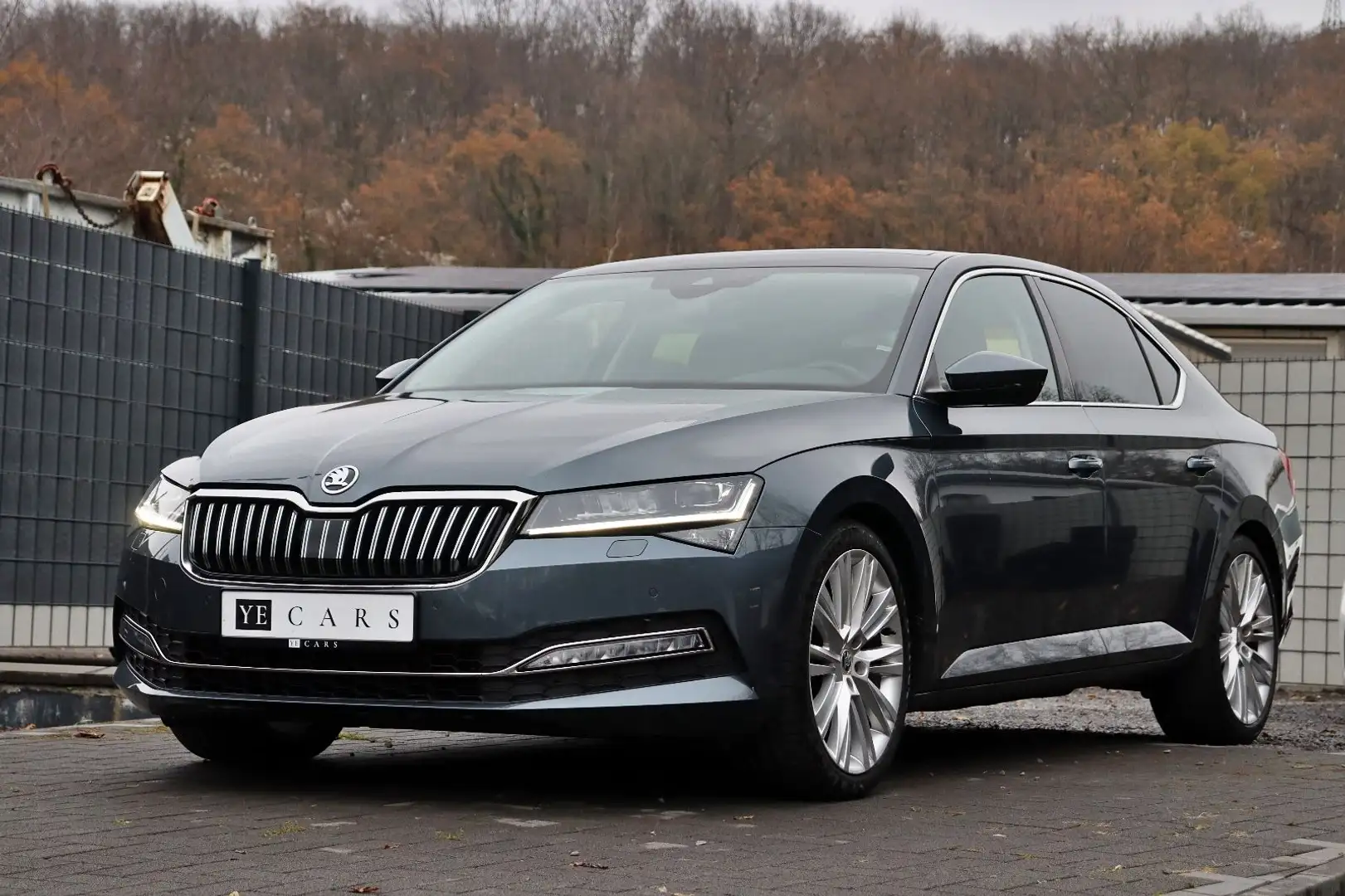 Skoda Superb Lim. Premium Edition 4x4 *PANO*ACC*LED* Grau - 2