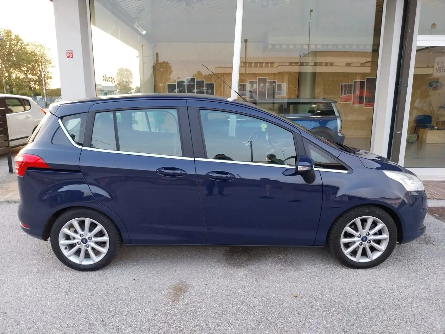 Ford B-Max B-Max 1.4 Business Gpl 87cv E6 Albastru - 1