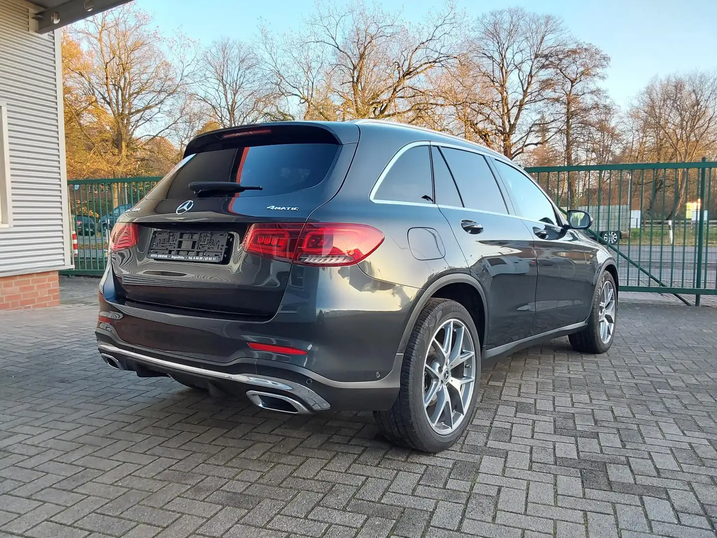 Mercedes-Benz GLC 300 AMG Line 4Matic AHK/SHZ/LED/PDC/KAM/NAV 190 kW ... Grau - 2