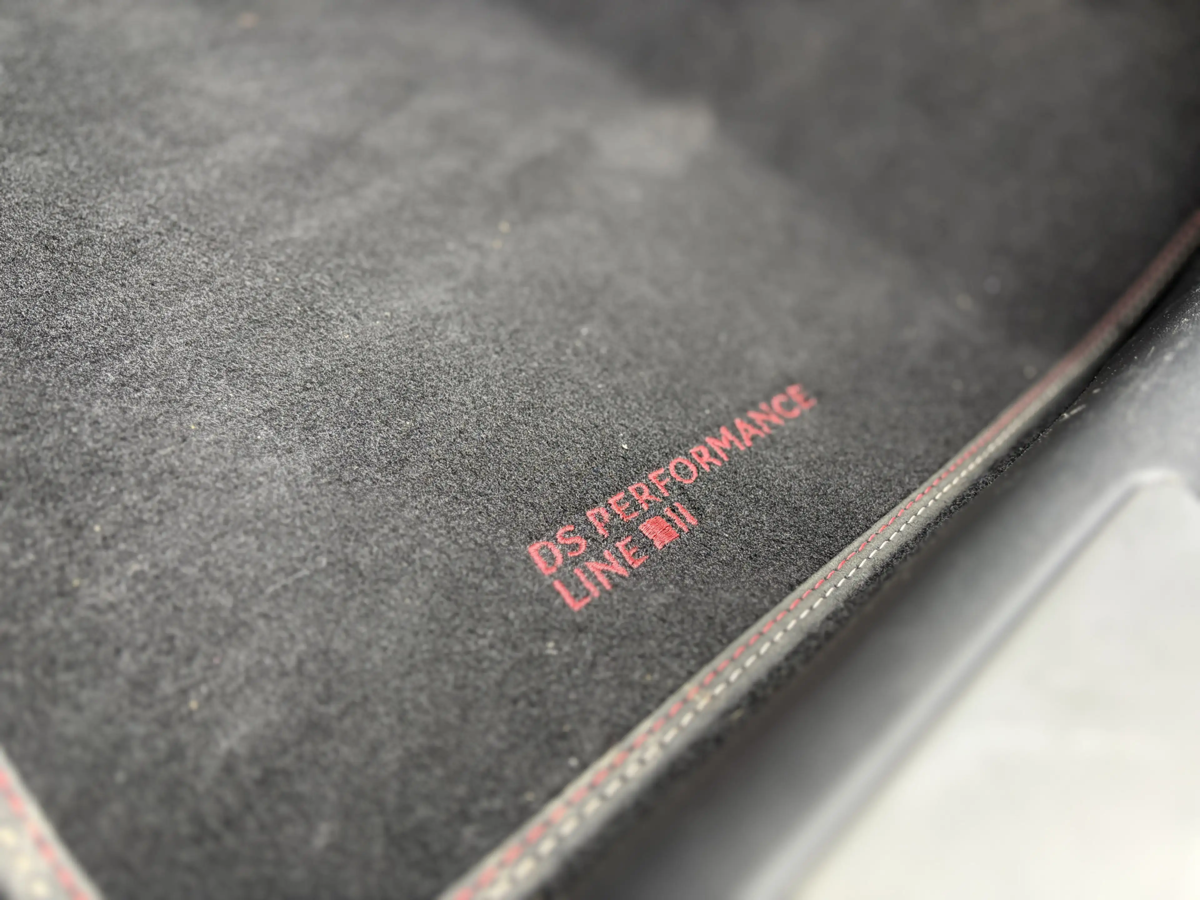 DS Automobiles DS 3 1.2 PureTech Givenchy Le MakeUp Performance Line — photo 43