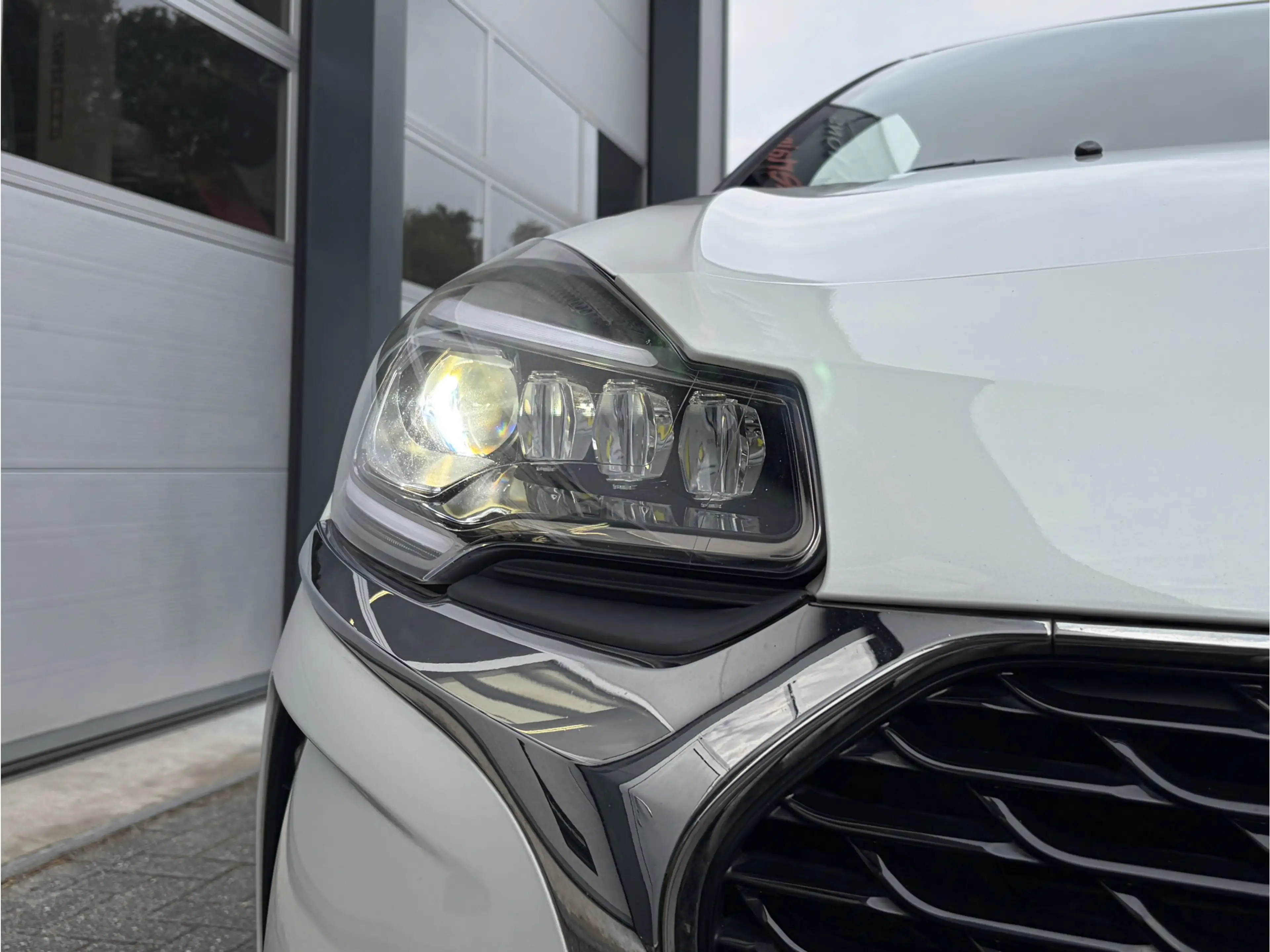 DS Automobiles DS 3 1.2 PureTech Givenchy Le MakeUp Performance Line — photo 31