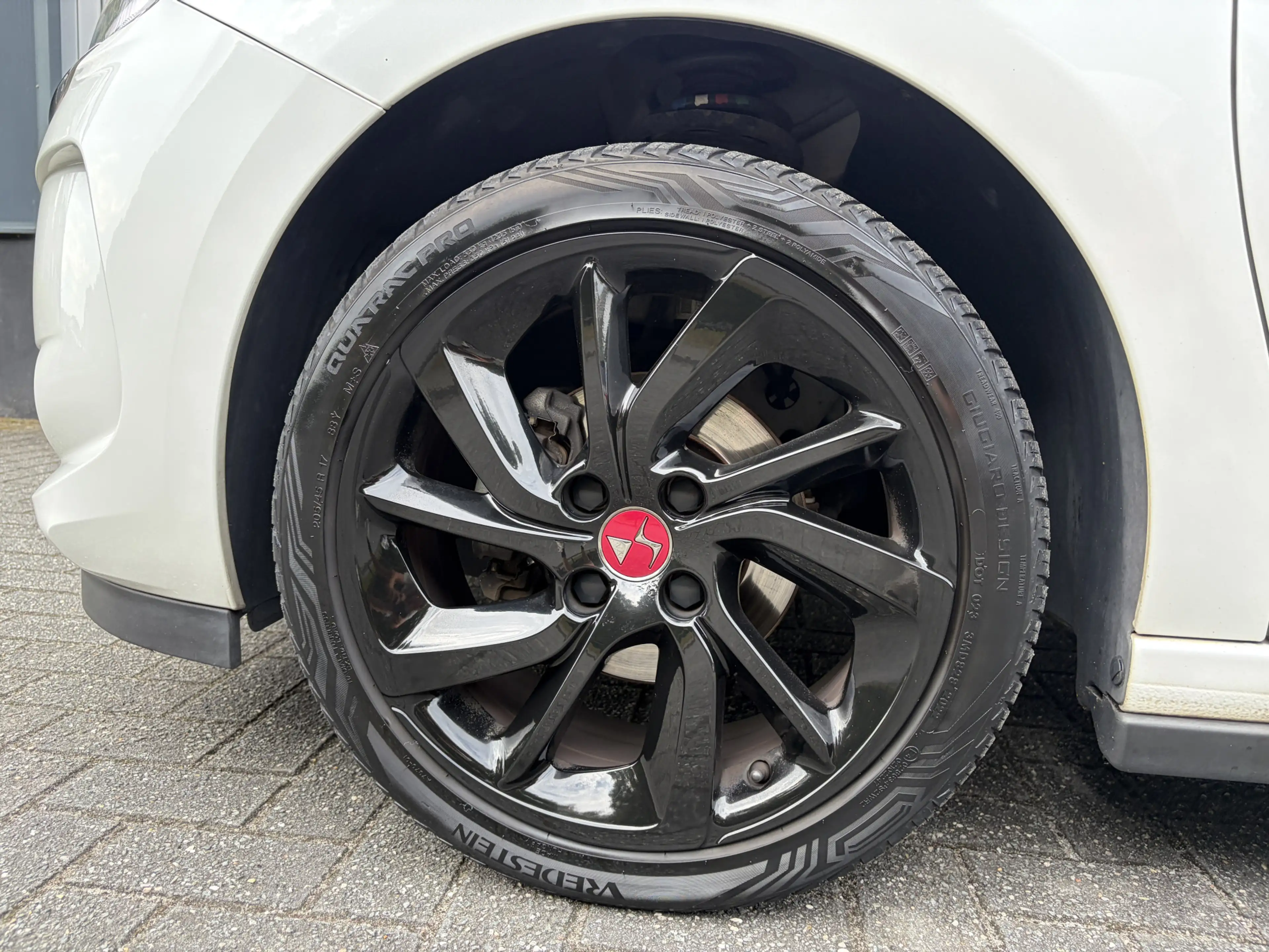 DS Automobiles DS 3 1.2 PureTech Givenchy Le MakeUp Performance Line — photo 29